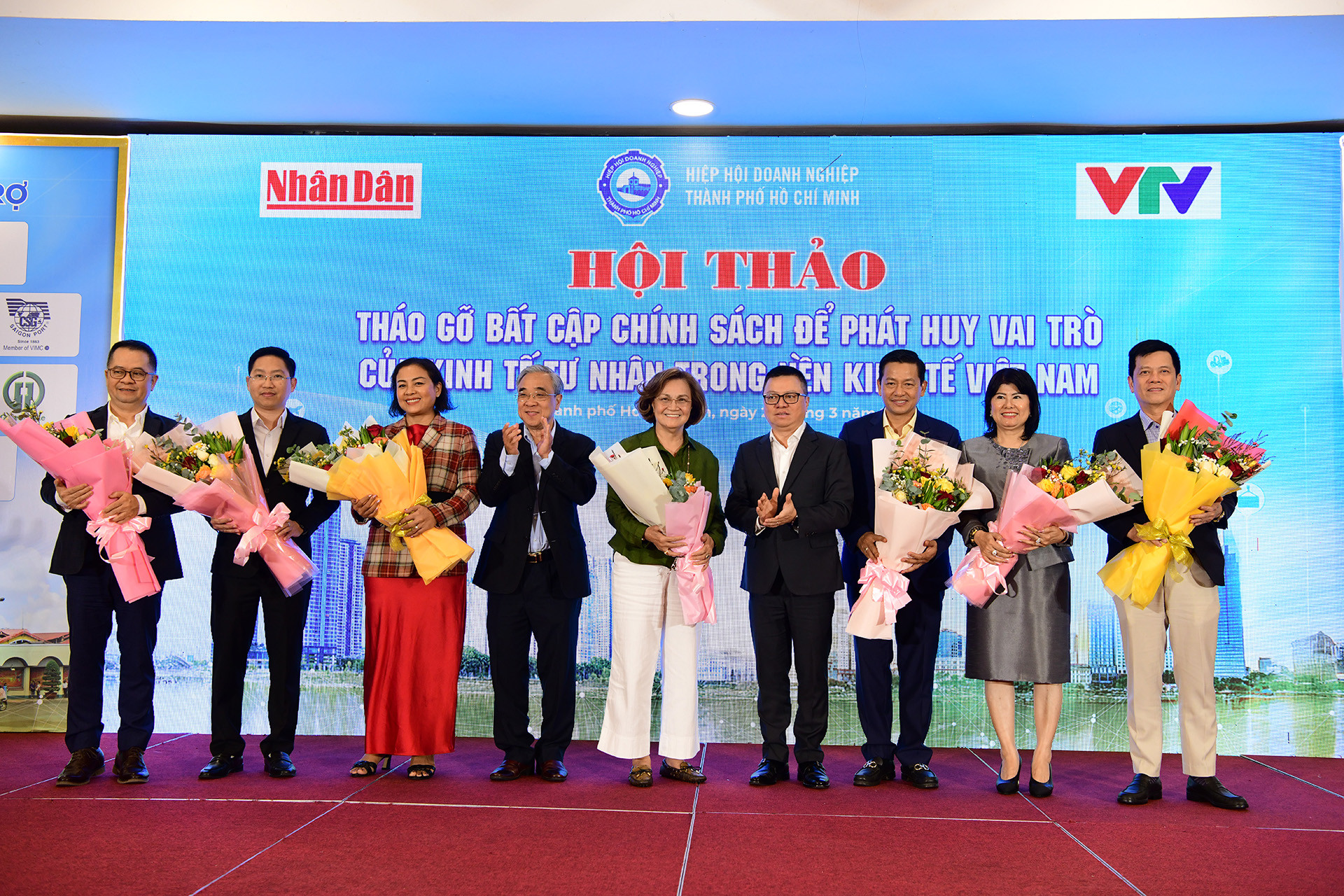 Ban Tổ chức tặng hoa kỷ niệm tới các doanh nghiệp kinh tế tư nhân tham dự hội thảo.