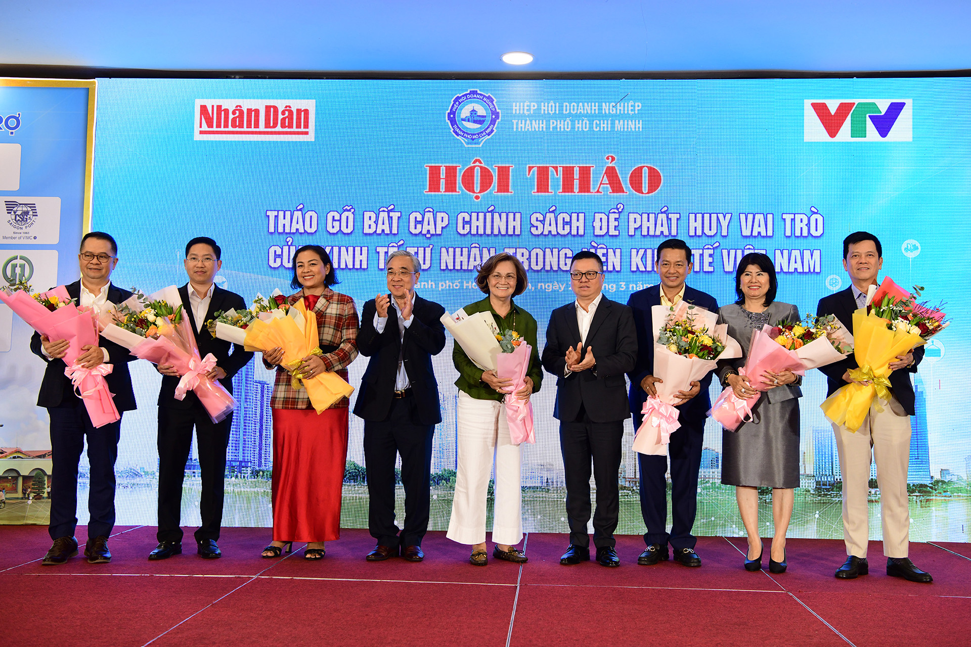 Ban Tổ chức tặng hoa kỷ niệm tới các doanh nghiệp kinh tế tư nhân tham dự hội thảo.