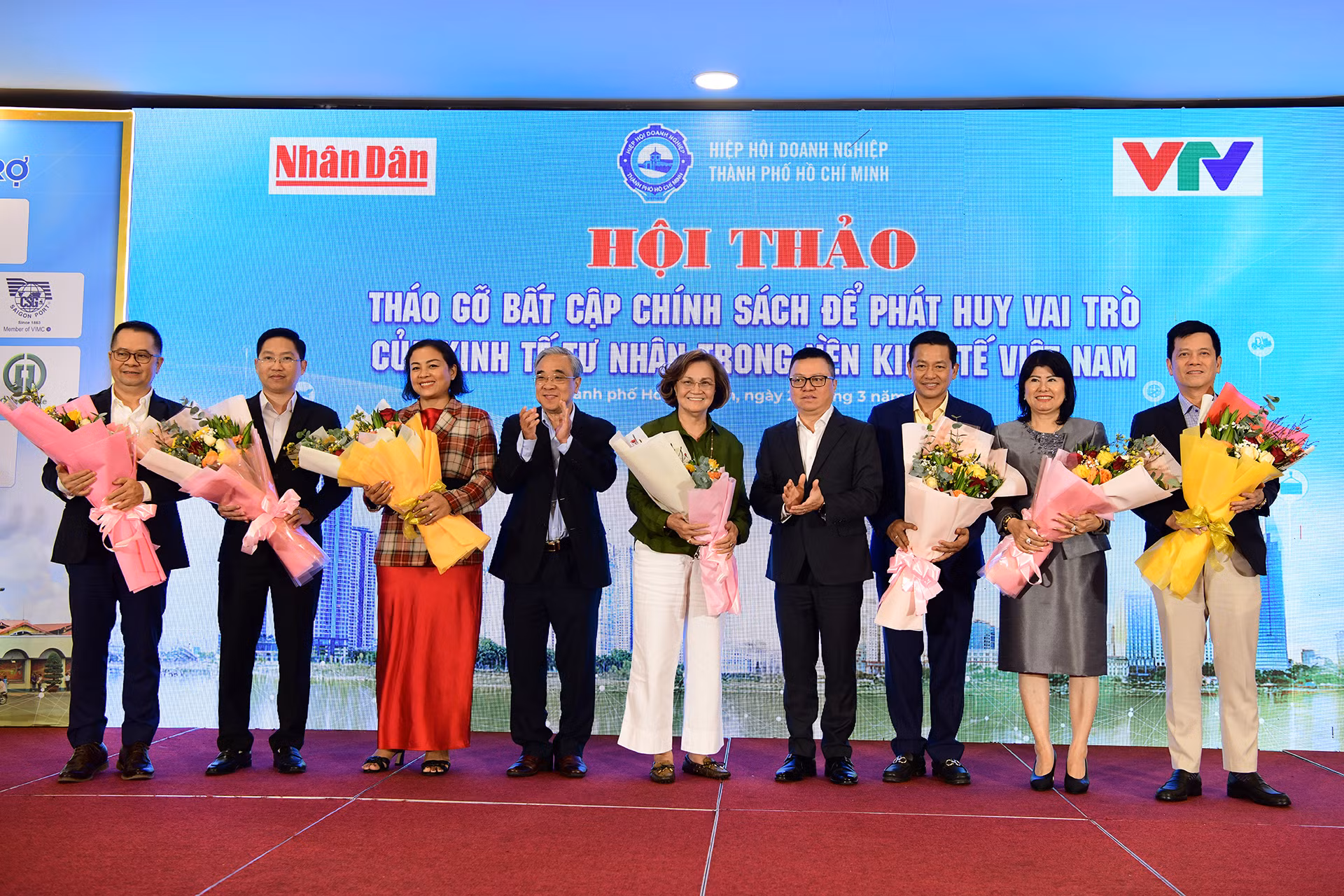 Ban Tổ chức tặng hoa kỷ niệm tới các doanh nghiệp kinh tế tư nhân tham dự hội thảo.