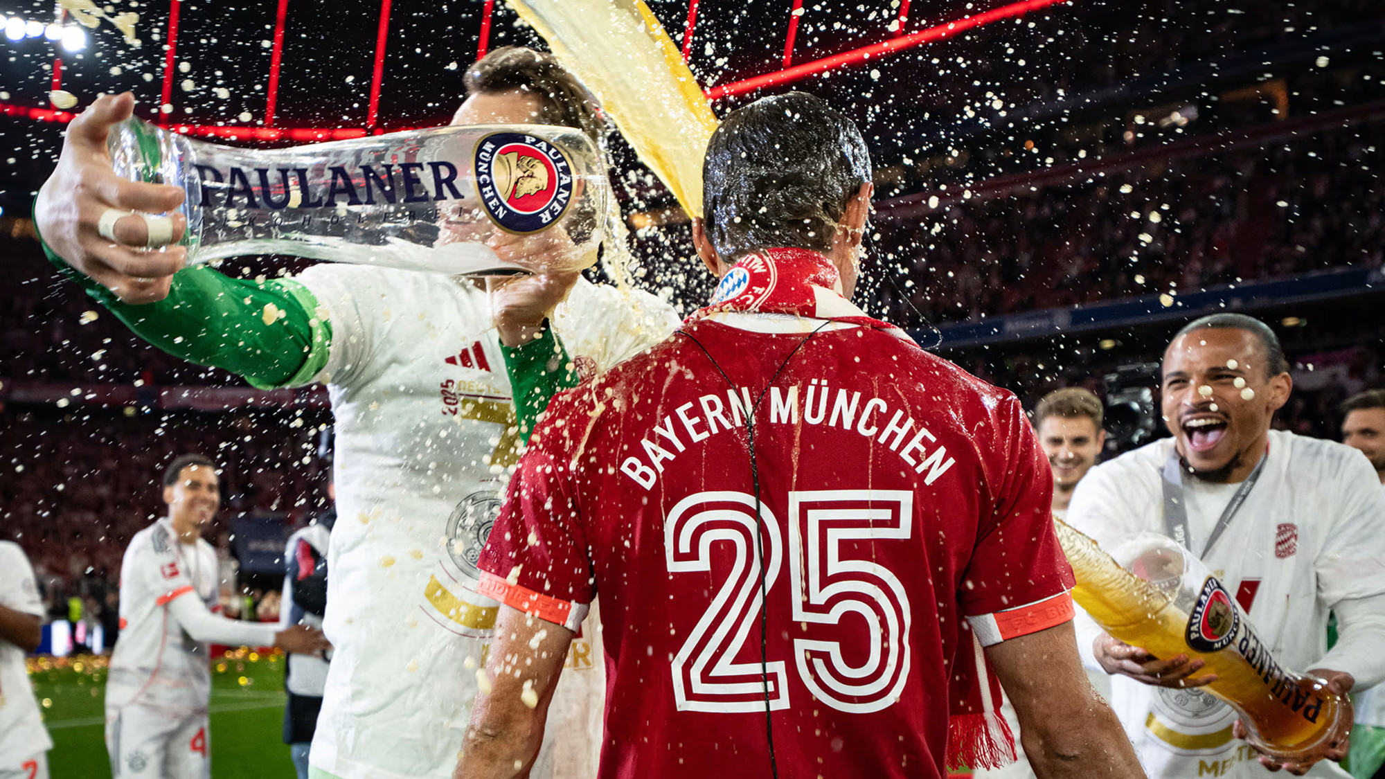 Bayern tiếp nối bữa tiệc mừng chức vô địch bằng màn “tắm bia” truyền thống, khi các cầu thủ hân hoan dội lên nhau những cốc bia khổng lồ trong không khí rộn ràng tại Allianz Arena. (Ảnh: Bayern FC) Bayern tiếp nối bữa tiệc mừng chức vô địch bằng màn “tắm bia” truyền thống, khi các cầu thủ hân hoan dội lên nhau những cốc bia khổng lồ trong không khí rộn ràng tại Allianz Arena. (Ảnh: Bayern FC)