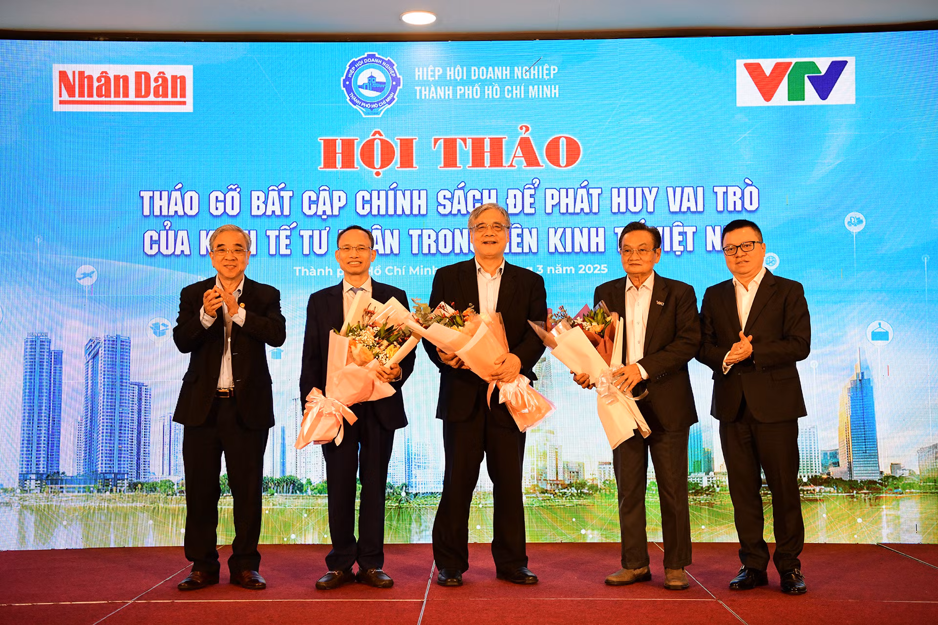 Ban Tổ chức tặng hoa kỷ niệm tới các chuyên gia kinh tế tham dự hội thảo.