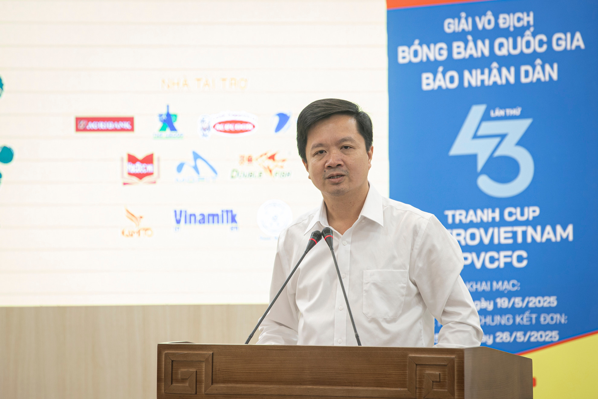 Đồng chí Tạ Quang Dũng, Trưởng ban Văn hóa-Xã hội, Trưởng Ban tổ chức giải phát biểu tại buổi họp báo.