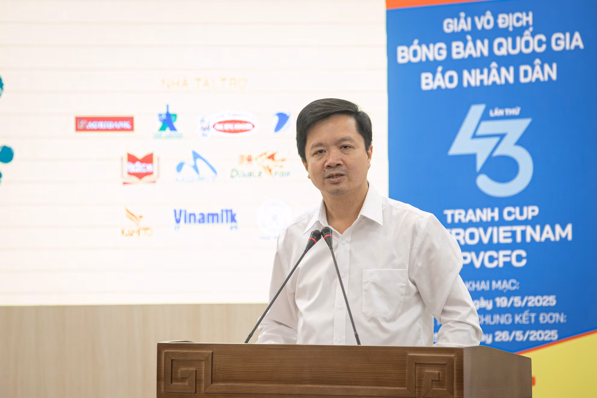 Đồng chí Tạ Quang Dũng, Trưởng ban Văn hóa-Xã hội, Trưởng Ban tổ chức giải phát biểu tại buổi họp báo.