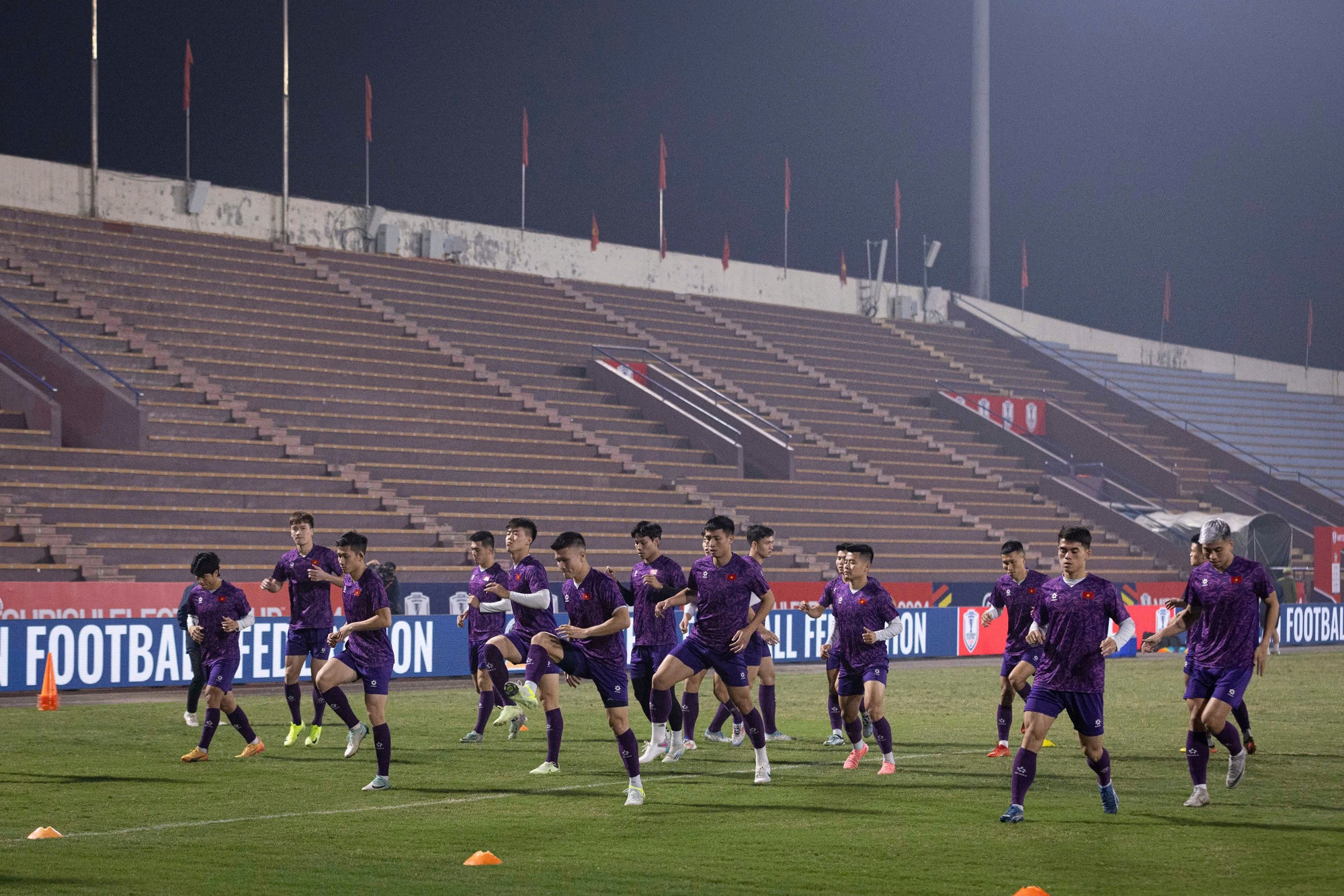 Các cầu thủ tập luyện tại sân vận động Việt Trì nhằm có được cảm giác sân tốt nhất.