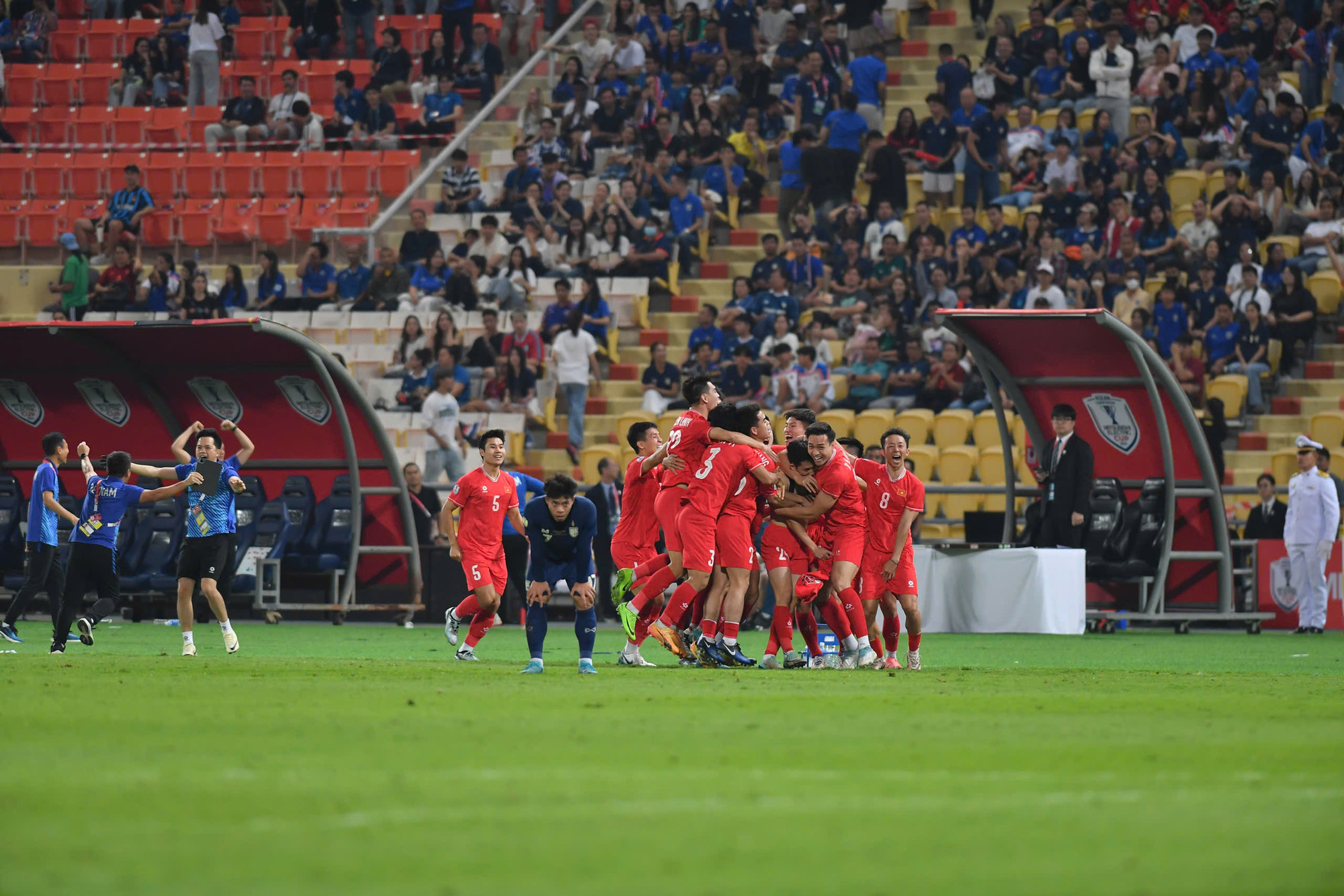 Không dừng lại ở đó, phút 90+20, Hai Long sút bóng vào khung thành trống, nâng tỷ số lên 3-2 cho Việt Nam!