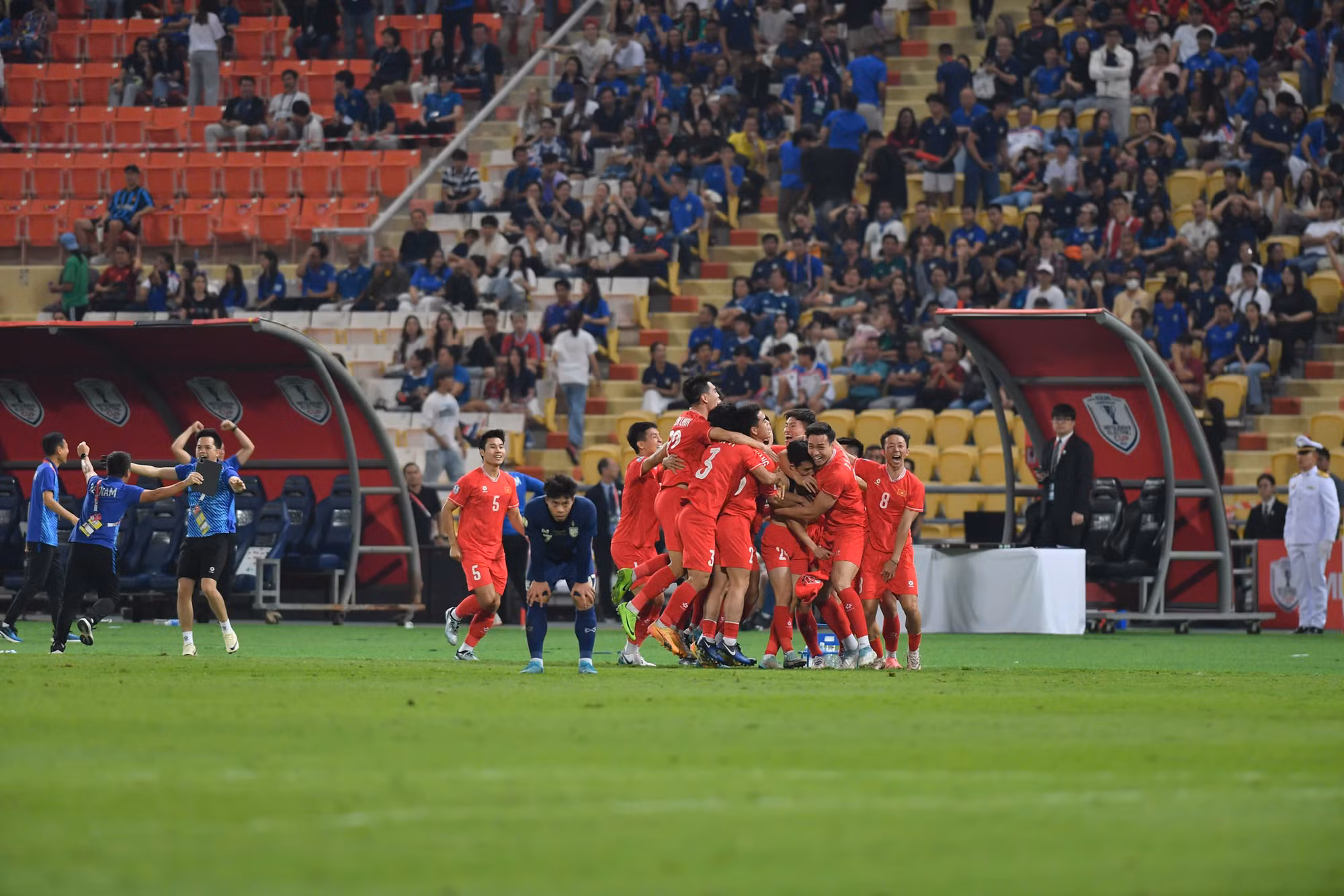 Không dừng lại ở đó, phút 90+20, Hai Long sút bóng vào khung thành trống, nâng tỷ số lên 3-2 cho Việt Nam!