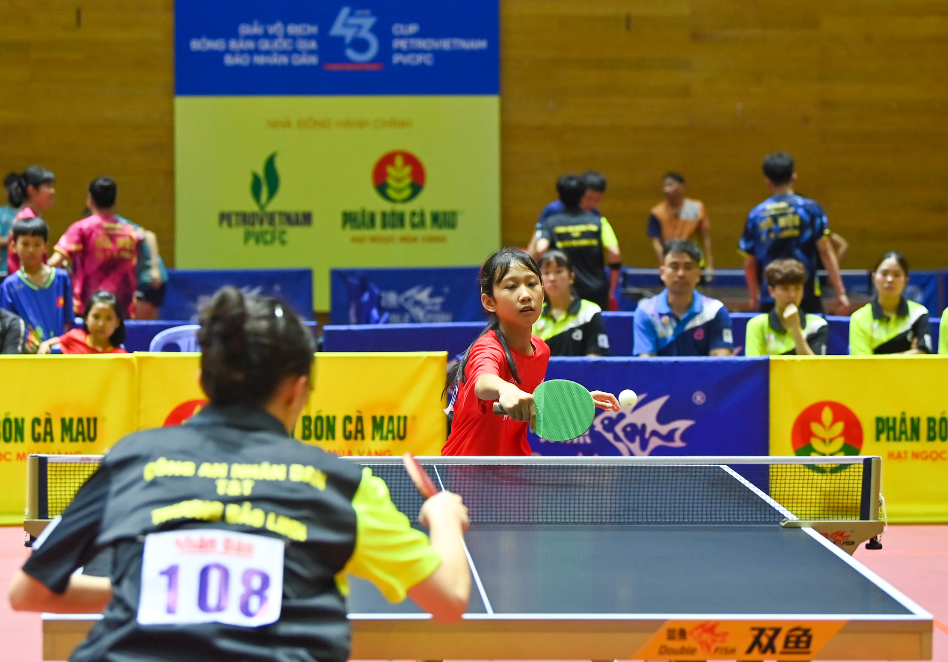 Cùng đoàn Hưng Yên còn có gương mặt nhỏ tuổi nhưng đầy triển vọng: Lâm Trần Huyền My, mới 12 tuổi. Dù còn rất trẻ, Huyền My đã sớm ghi dấu ấn khi giành Huy chương Vàng nội dung đồng đội nữ U11 tại Giải vô địch bóng bàn trẻ, thiếu niên, nhi đồng toàn quốc năm 2024. Cô bé đang thể hiện tinh thần thi đấu tự tin, kỹ thuật ổn định và bản lĩnh đáng khích lệ, hứa hẹn là một “mầm non vàng” của bóng bàn Hưng Yên trong tương lai.