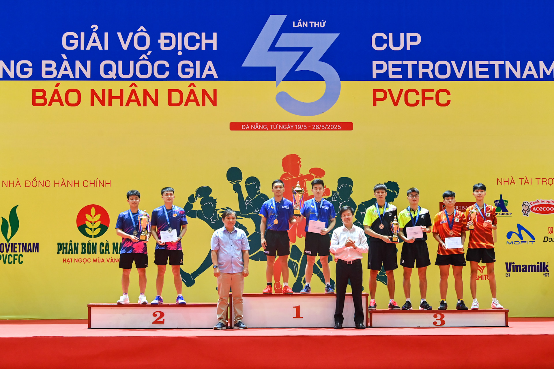 Đại diện Ban tổ chức trao huy chương và cúp cho các đội đoạt giải tại nội dung đôi nam.