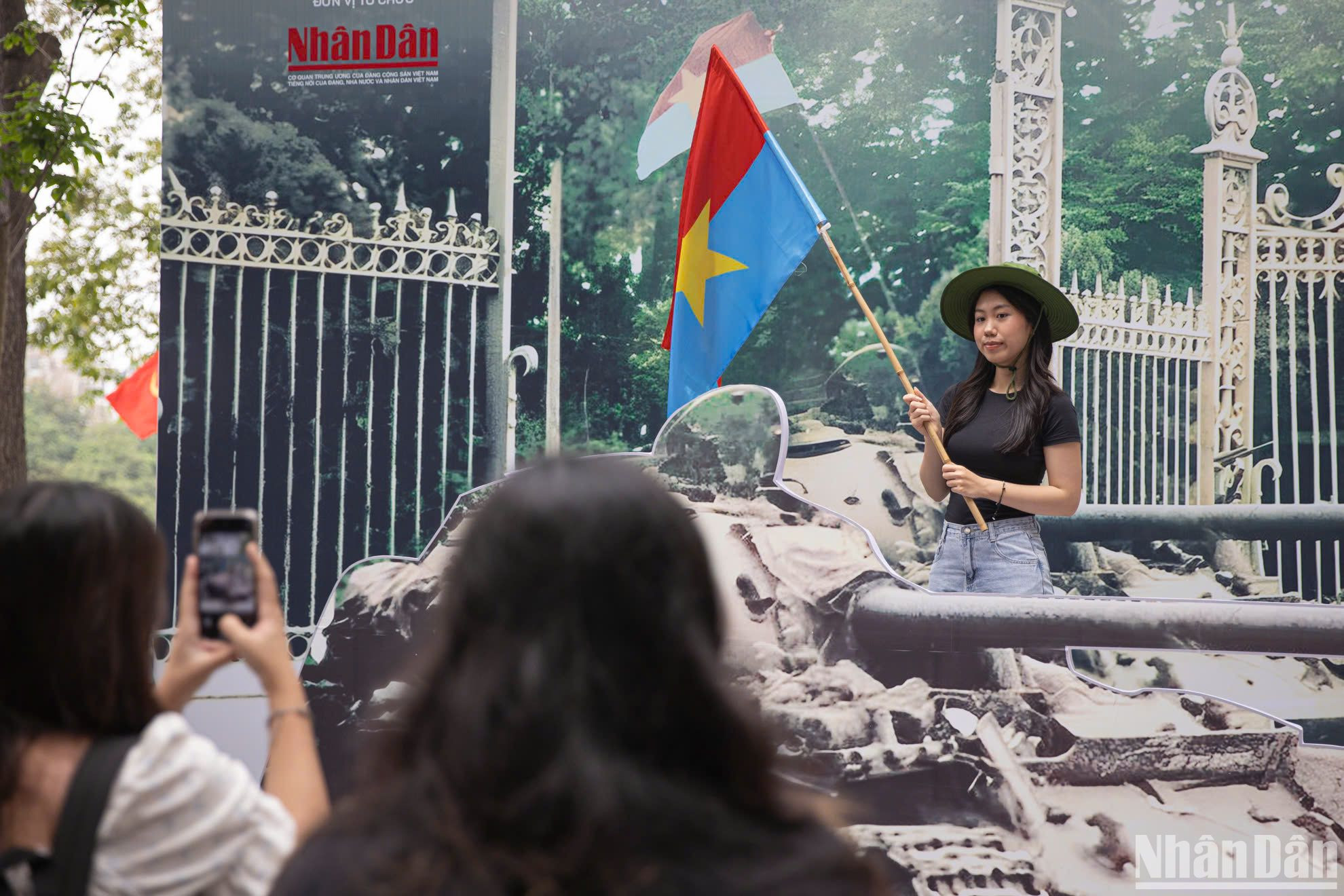 Các bạn trẻ chụp hình check-in tại triển lãm. (Ảnh: SƠN TÙNG)