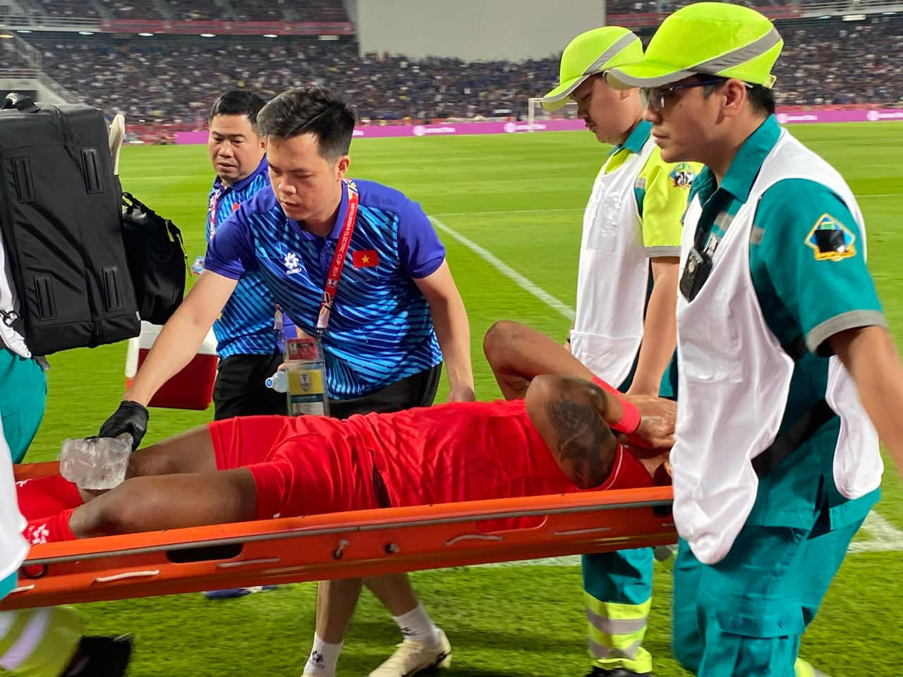 Anh phải nằm cáng rời khỏi sân và không thể tiếp tục thi đấu.
