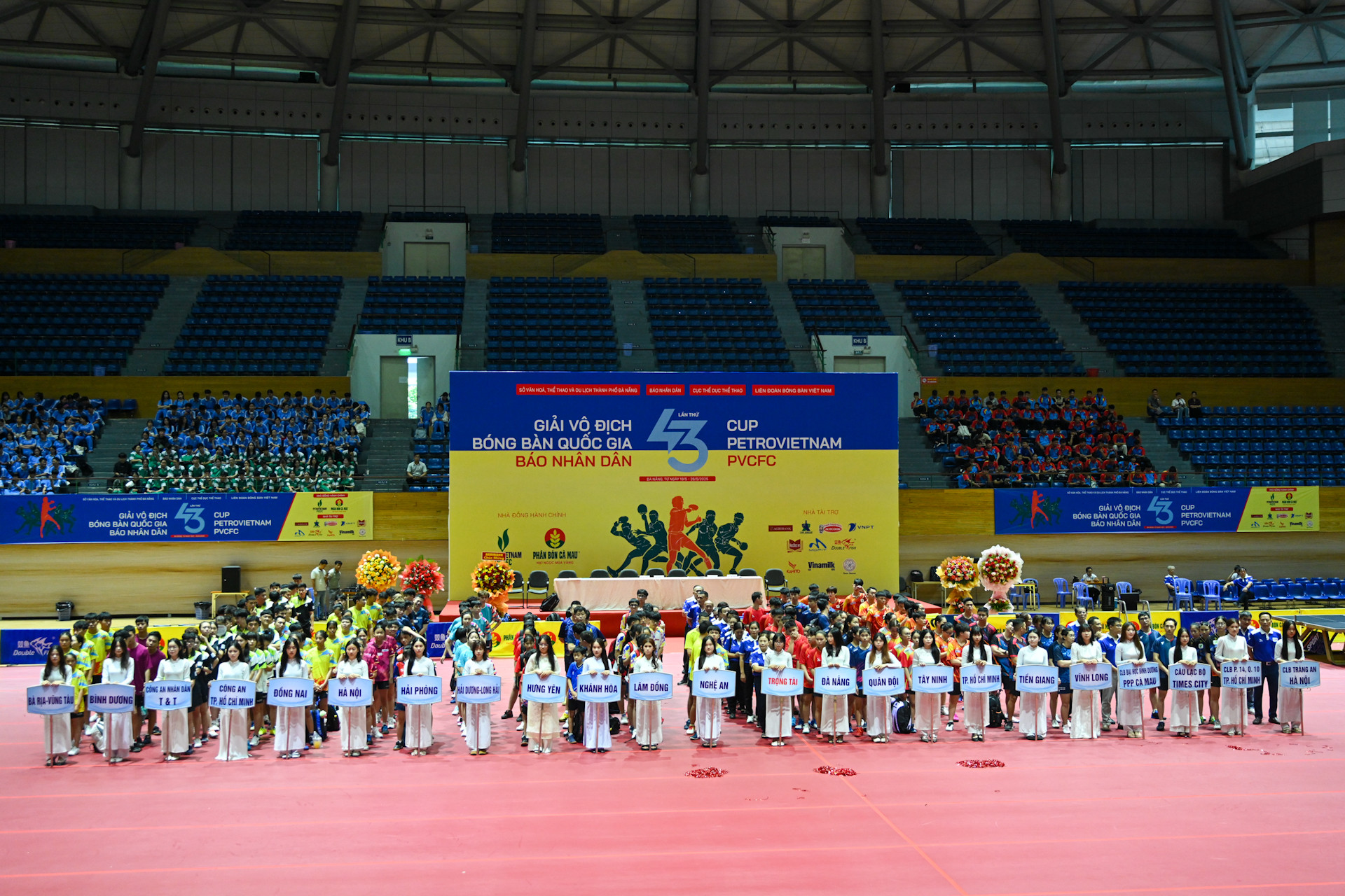 Các đoàn vận động viên, trọng tài tham dự buổi Lễ khai mạc.