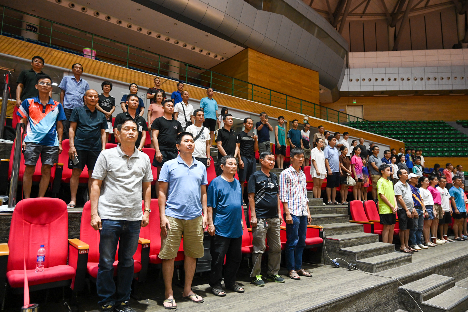 Người hâm mộ, cổ động viên thực hiện nghi thức chào cờ.