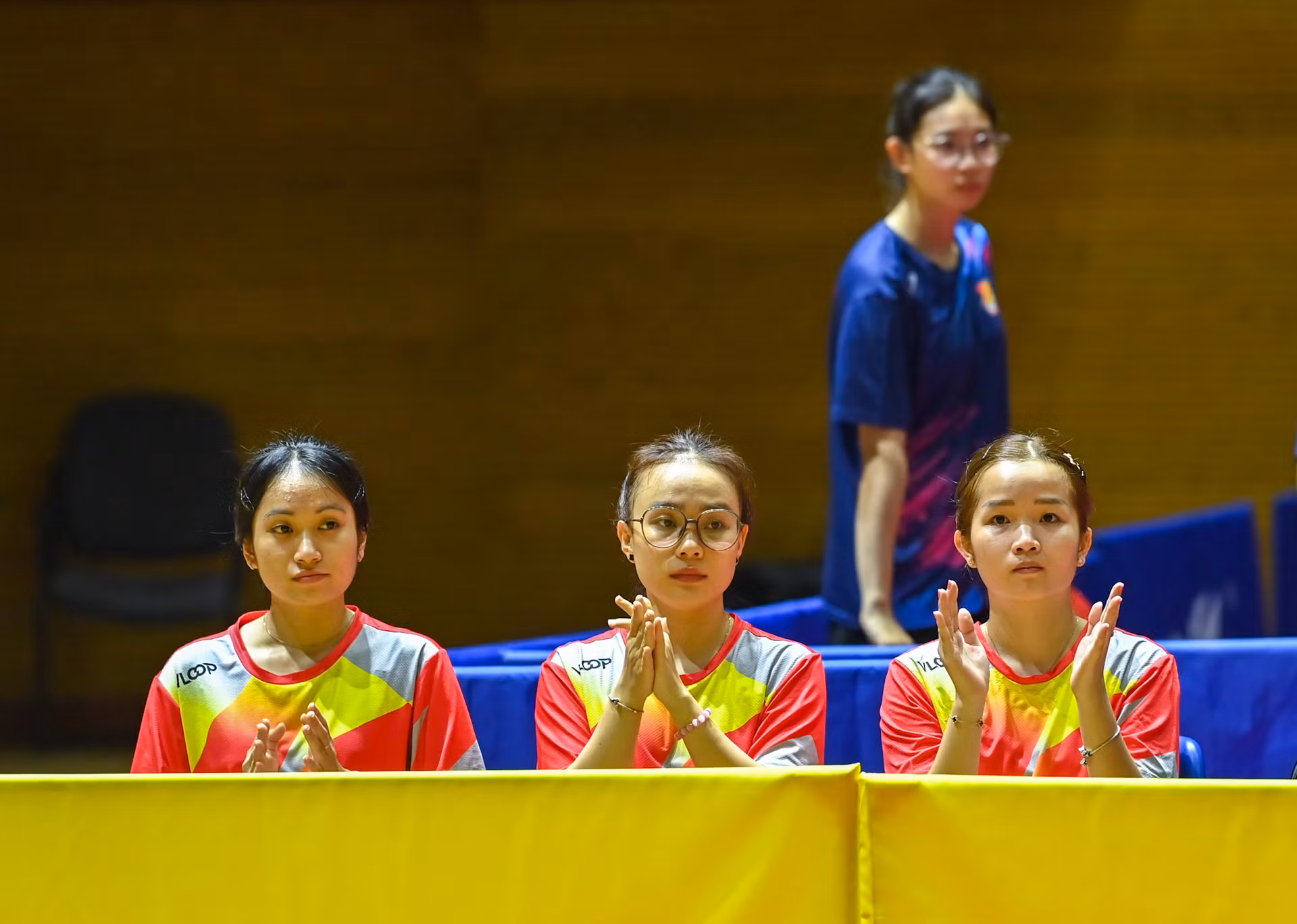 Nét duyên dáng của các cô gái đến từ đoàn bóng bàn Tây Ninh. Trong đó có Hoa khôi Bóng bàn năm 2019 - Nguyễn Thảo Nguyên (giữa) và Hoa khôi bóng bàn năm 2024 - Võ Kim Thắm (phải).