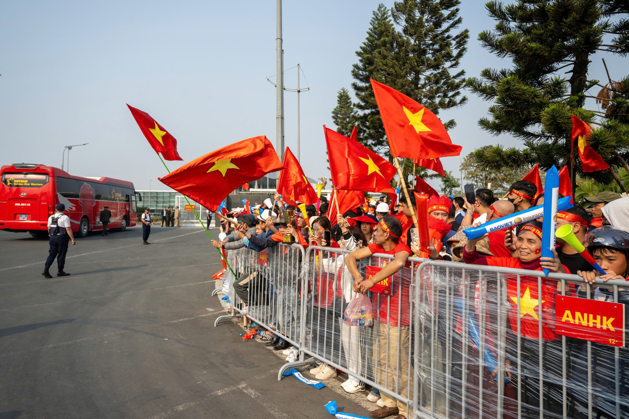 Cờ đỏ sao vàng bay phấp phới.