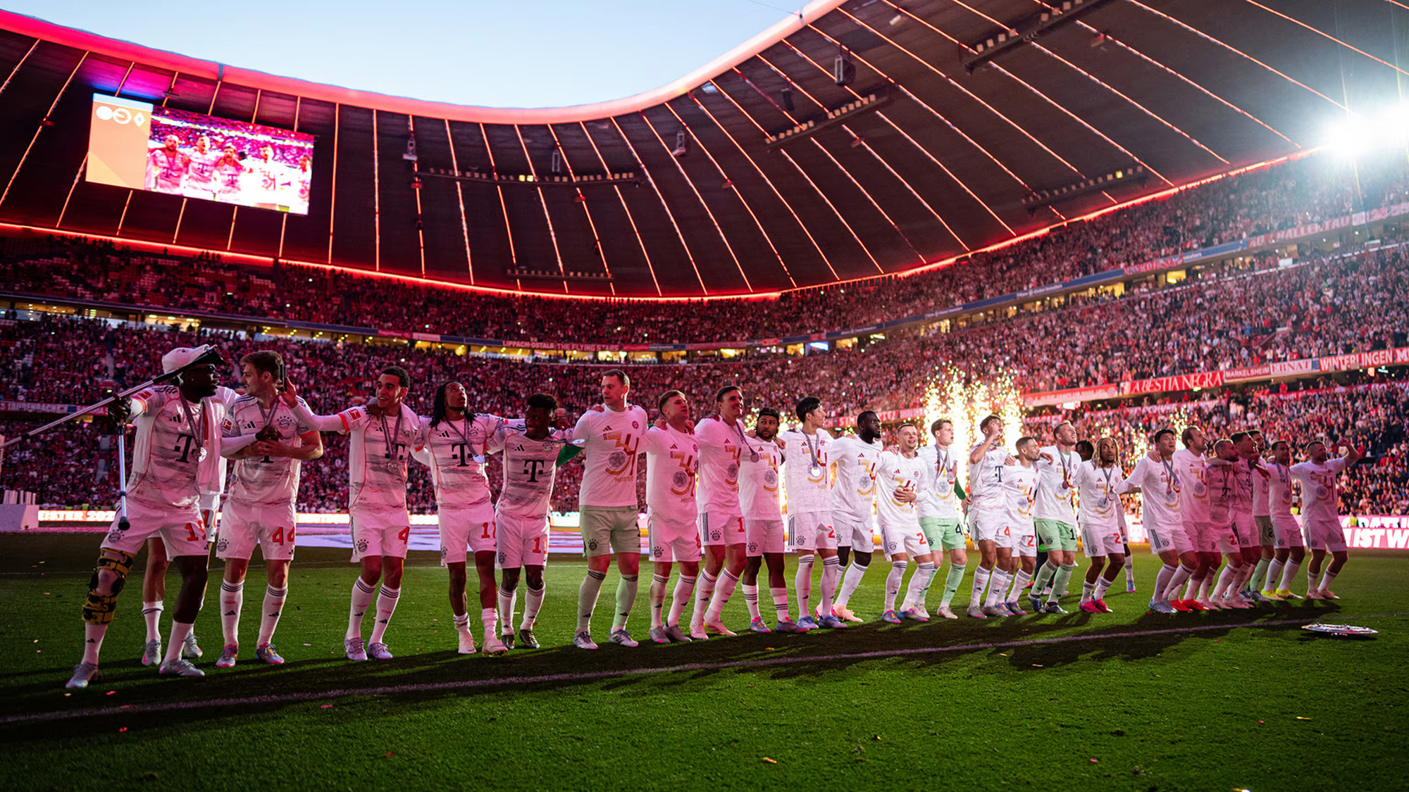 75.000 cổ động viên tại sân vận động Allianz (đạt sức chứa tối đa) đã chứng kiến khoảnh khắc lên ngôi vô địch của Harry Kane và các đồng đội. (Ảnh: Bayern FC) 75.000 cổ động viên tại sân vận động Allianz (đạt sức chứa tối đa) đã chứng kiến khoảnh khắc lên ngôi vô địch của Harry Kane và các đồng đội. (Ảnh: Bayern FC)