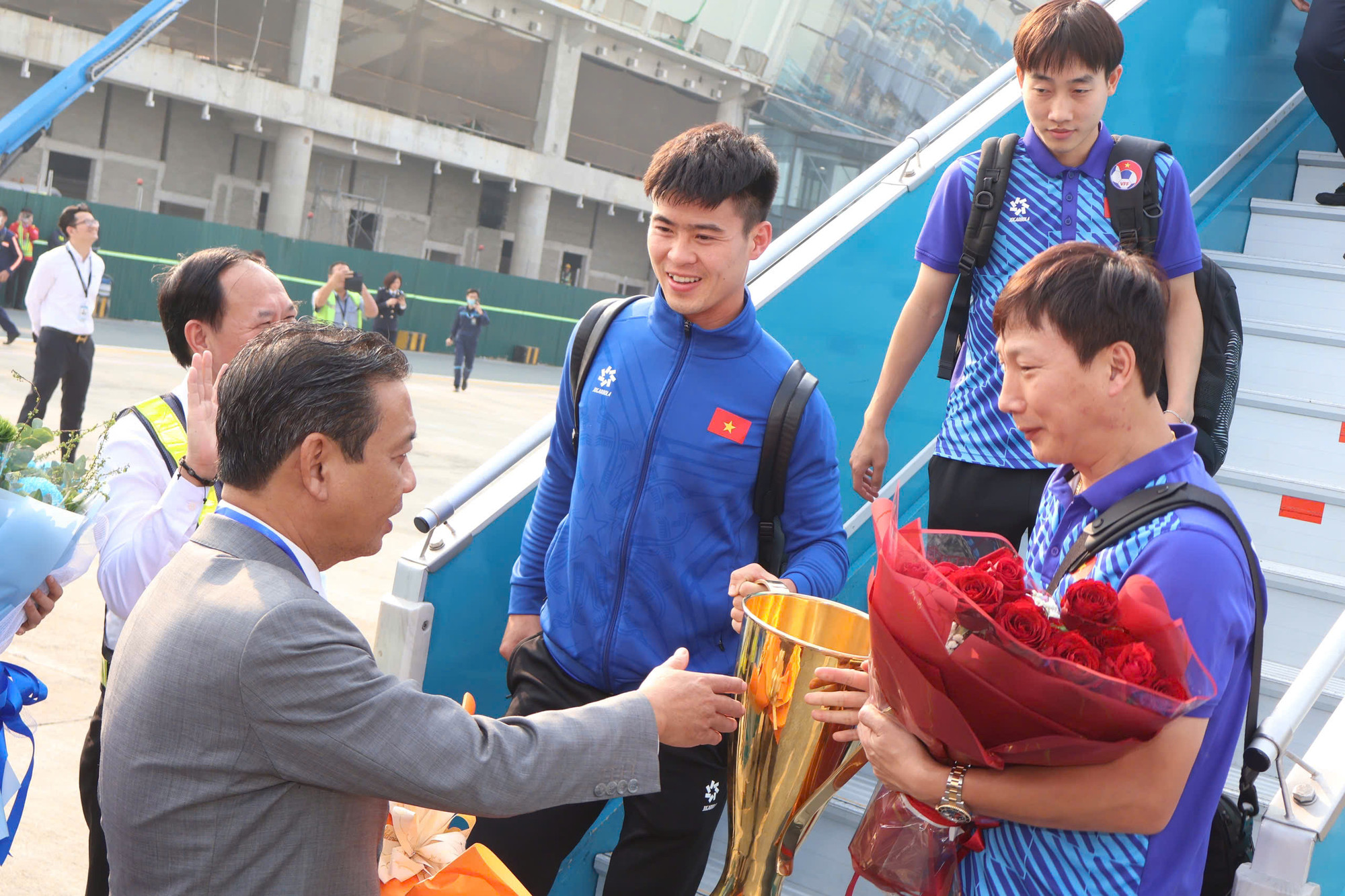 Thứ trưởng Văn hóa, Thể thao và Du lịch Hoàng Đạo Cương gửi lời chúc mừng huấn luyện viên Kim Sang-sik.