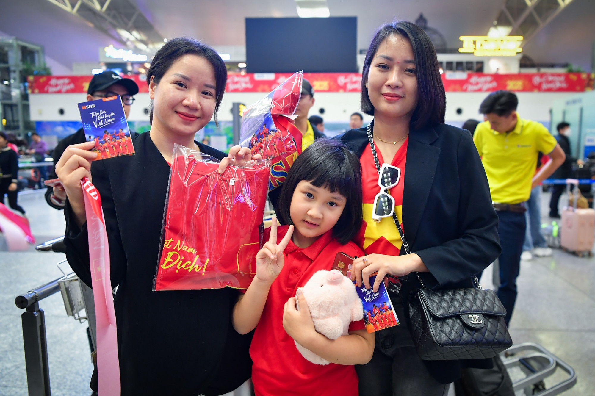 Nhiều em nhỏ đi cùng gia đình để cổ vũ đội tuyển Việt Nam.