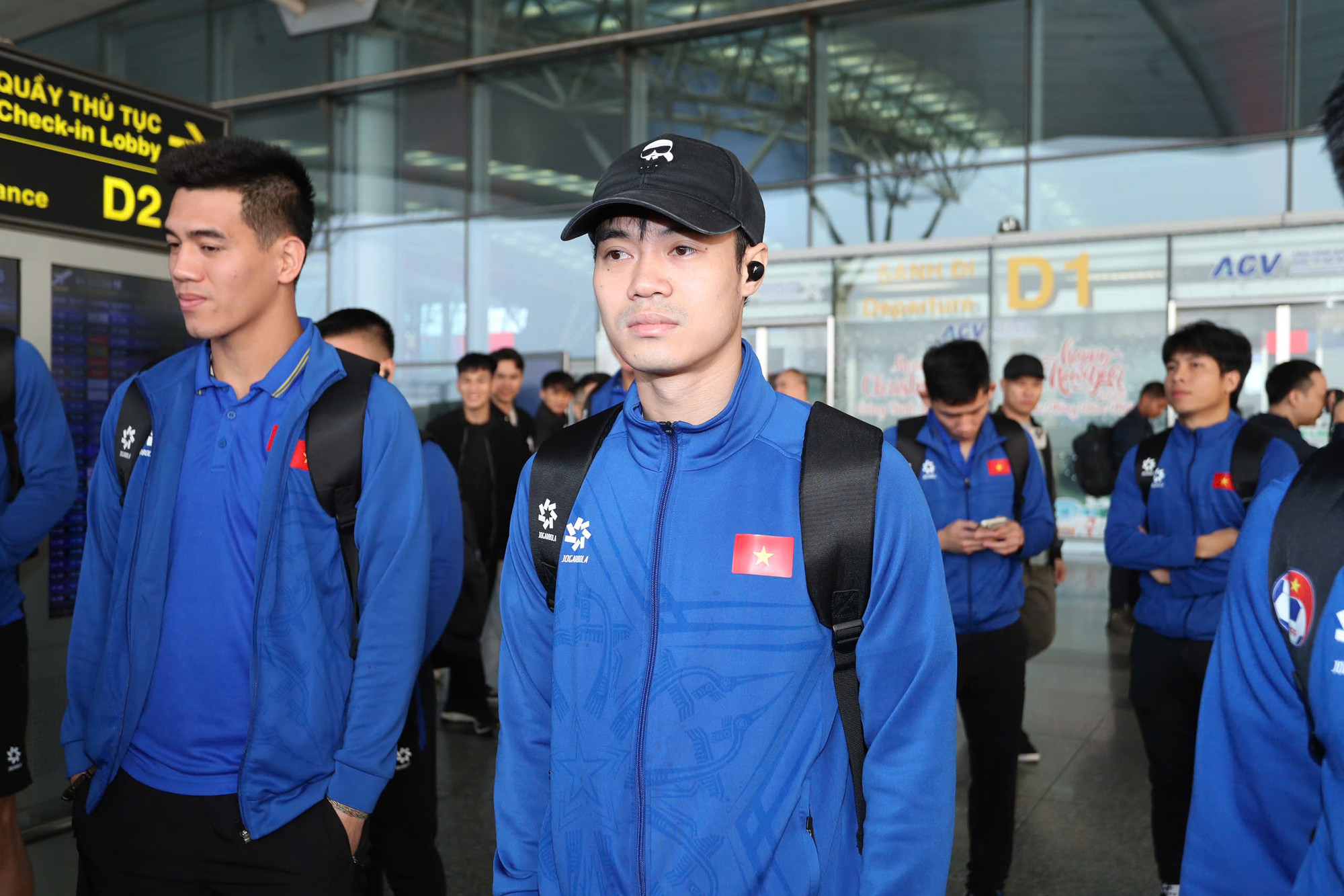 Văn Toàn dính chấn thương nhưng vẫn cùng các đồng đội sang Thái Lan.