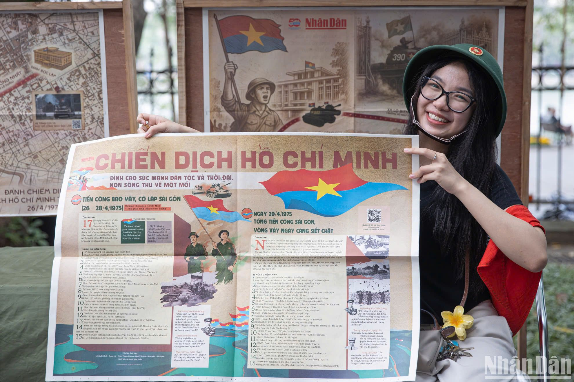 Cô giáo Nguyễn Thu Thủy cùng phụ san đặc biệt của Báo Nhân Dân. (Ảnh: SƠN TÙNG)