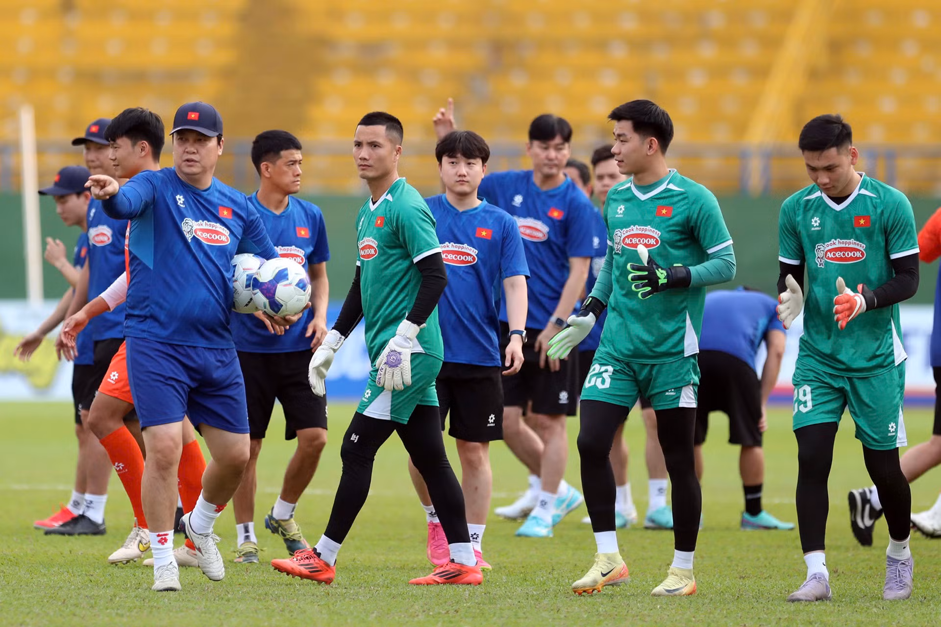 Các thủ thành của đội tuyển Việt Nam được tập luyện theo bài tập riêng.