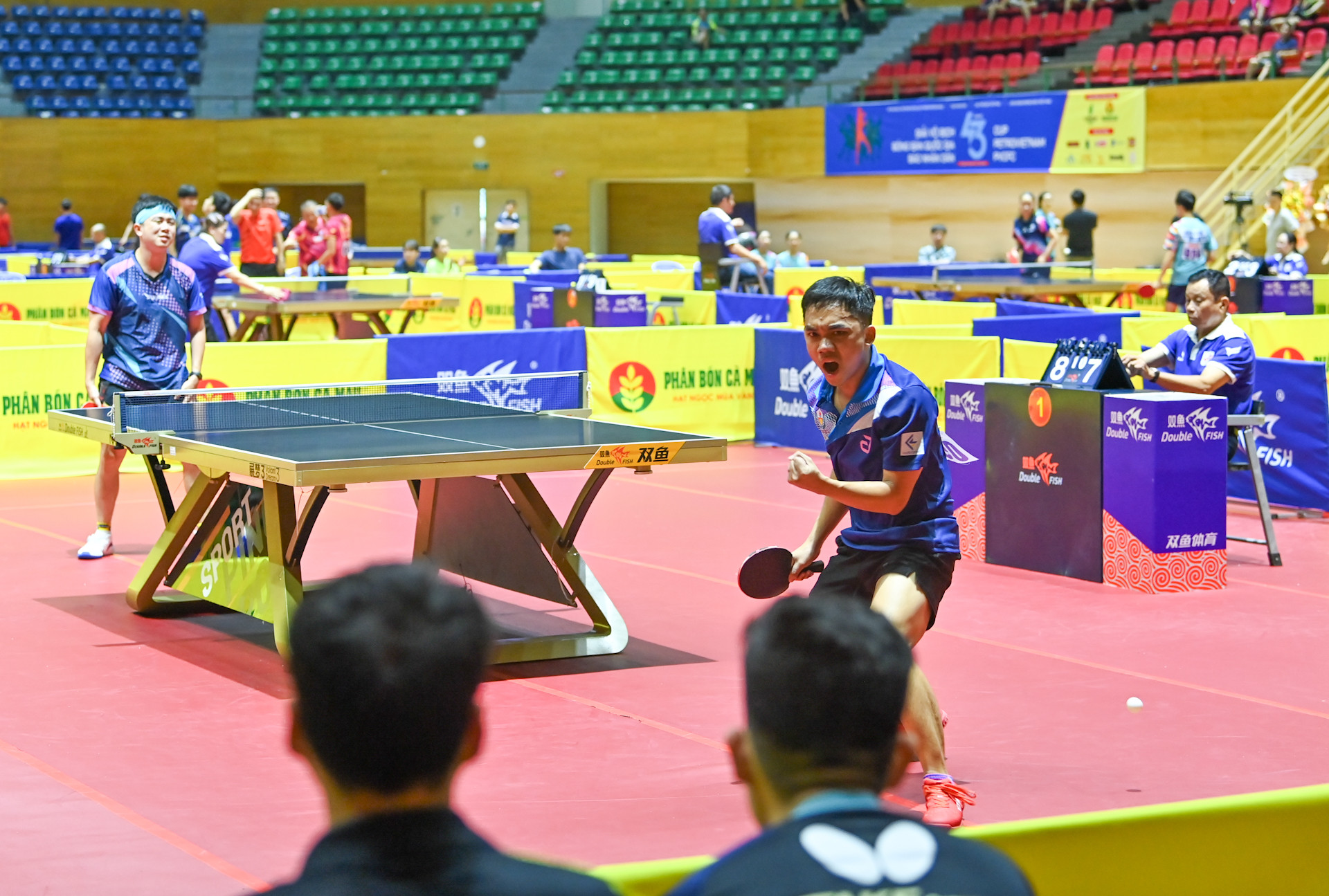 Tay vợt Đinh Anh Hoàng thuộc đoàn Công an nhân dân T&T, sinh năm 1999, là nhân tố quan trọng của Đội tuyển Bóng bàn Việt Nam những năm gần đây. Anh từng cùng Trần Mai Ngọc giành Huy chương Vàng đôi nam nữ tại SEA Games 32, chấm dứt quãng thời gian 24 năm bóng bàn Việt Nam chờ đợi danh hiệu này.