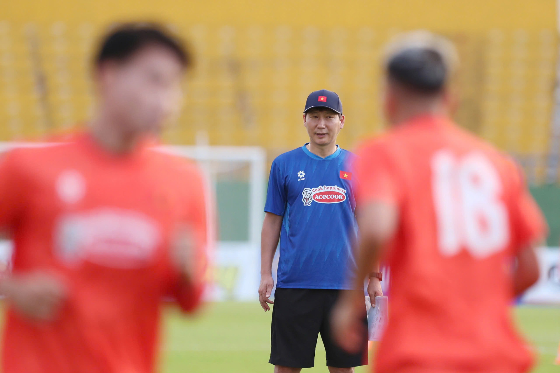 Nhà cầm quân người Hàn Quốc quan sát các học trò trong buổi tập. Nhà cầm quân người Hàn Quốc quan sát các học trò trong buổi tập.