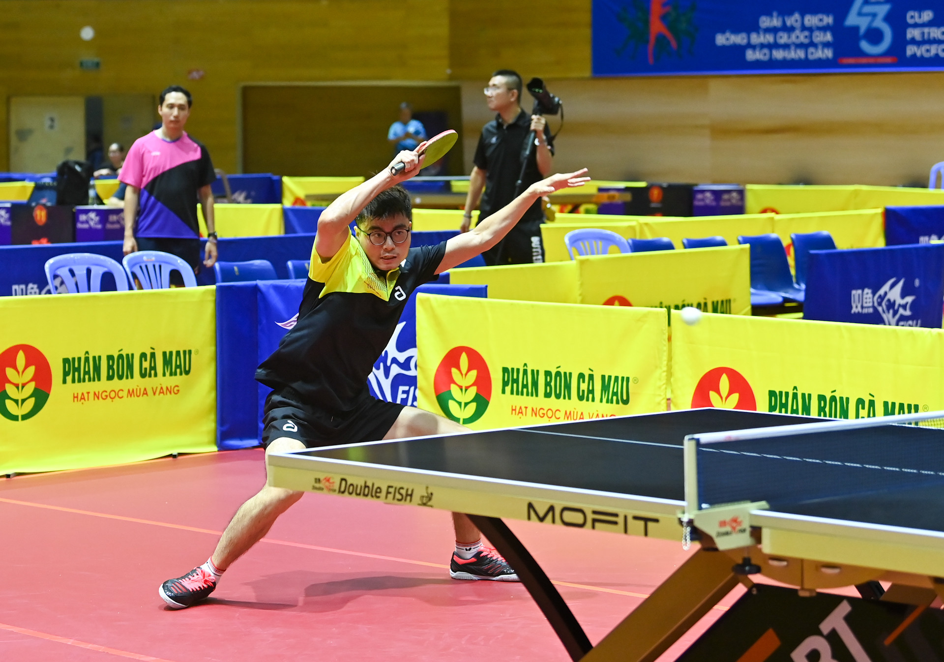 Tay vợt Vũ Mạnh Huy, sinh năm 2000, là con trai của cựu tuyển thủ quốc gia Vũ Mạnh Cường - một trong những huyền thoại của bóng bàn Việt Nam với 3 Huy chương Vàng SEA Games và nhiều danh hiệu quốc nội. Hiện tại, anh thi đấu cho Công an nhân dân T&T và được xem là một trong những tài năng trẻ đáng chú ý của bóng bàn Việt Nam.