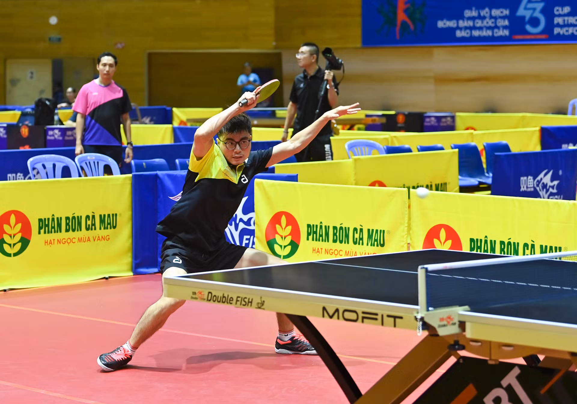 Tay vợt Vũ Mạnh Huy, sinh năm 2000, là con trai của cựu tuyển thủ quốc gia Vũ Mạnh Cường - một trong những huyền thoại của bóng bàn Việt Nam với 3 Huy chương Vàng SEA Games và nhiều danh hiệu quốc nội. Hiện tại, anh thi đấu cho Công an nhân dân T&T và được xem là một trong những tài năng trẻ đáng chú ý của bóng bàn Việt Nam.