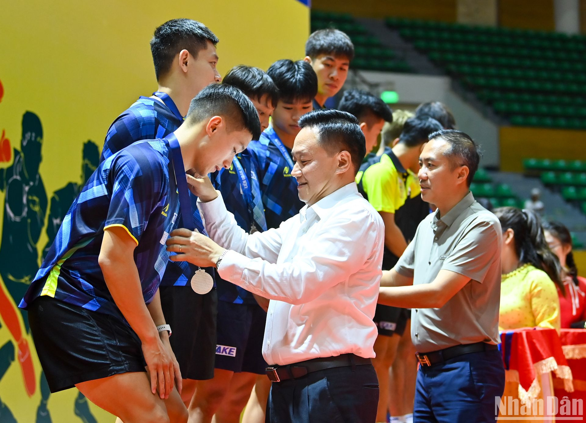Đại diện Ban tổ chức trao huy chương và cúp cho các đội đoạt giải tại nội dung đồng đội nam. (Ảnh: DUY LINH) Đại diện Ban tổ chức trao huy chương và cúp cho các đội đoạt giải tại nội dung đồng đội nam. (Ảnh: DUY LINH)