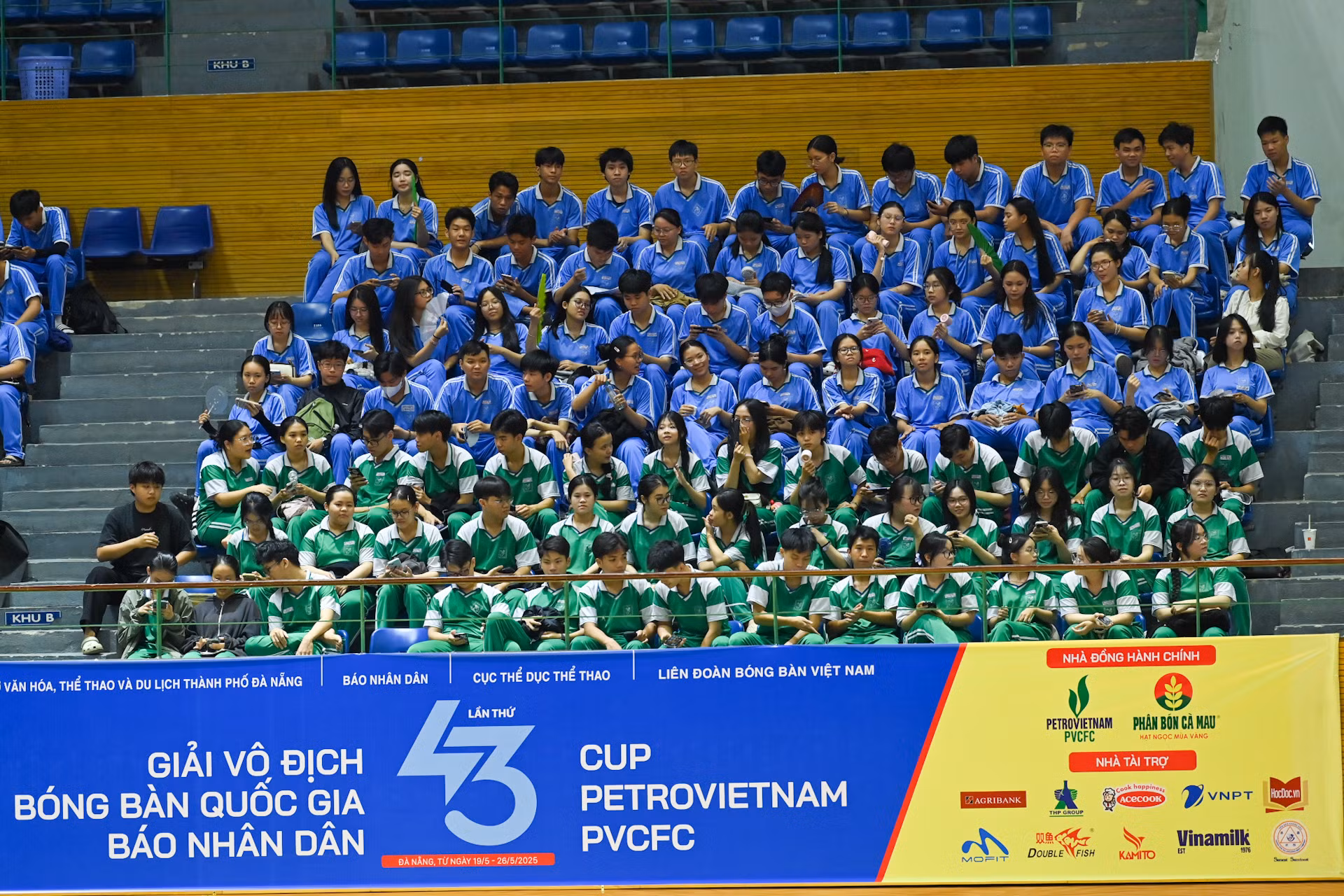 Các sinh viên từ các trường đại học tại thành phố Đà Nẵng tham dự Lễ khai mạc. Các sinh viên từ các trường đại học tại thành phố Đà Nẵng tham dự Lễ khai mạc.