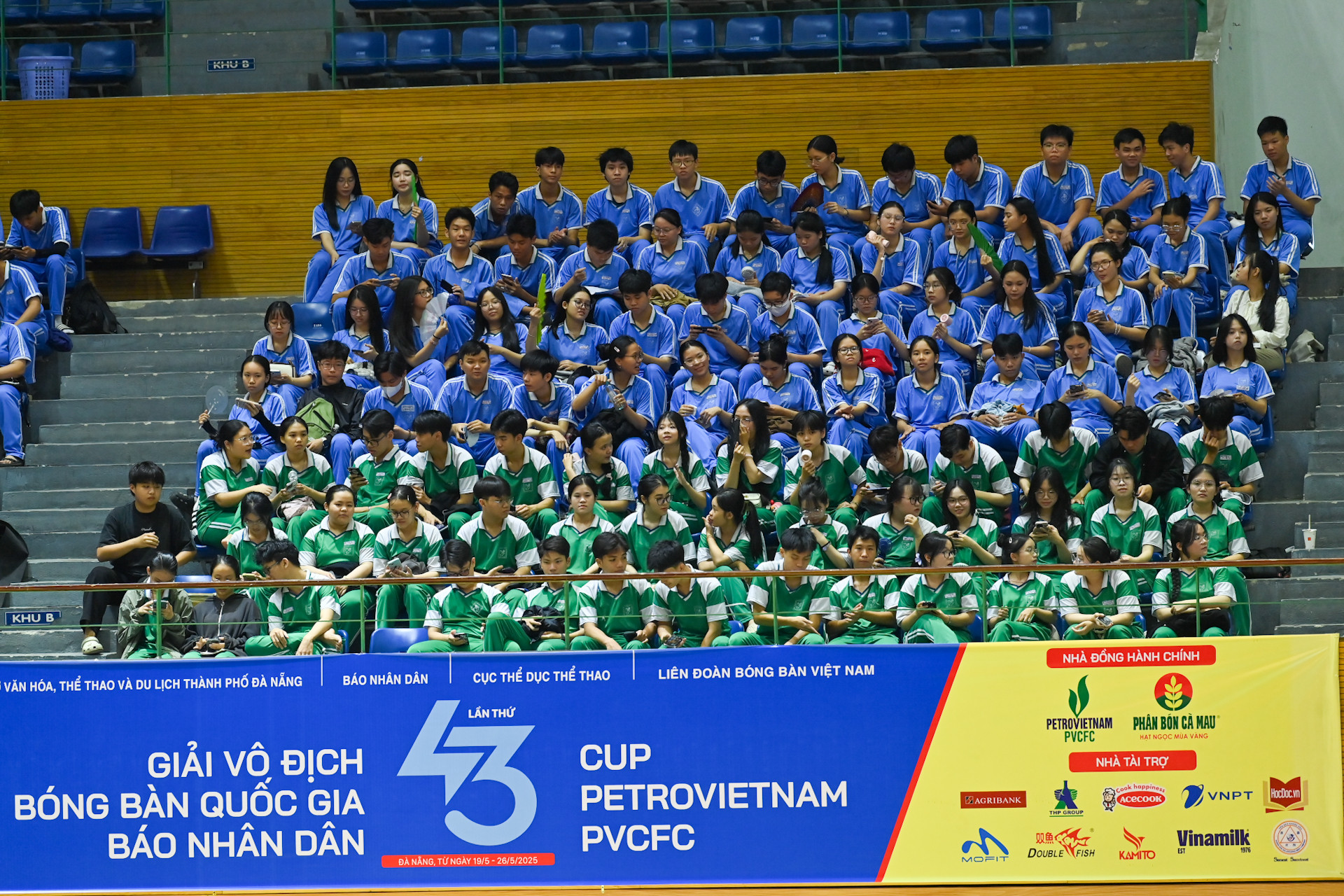 Các sinh viên từ các trường đại học tại thành phố Đà Nẵng tham dự Lễ khai mạc.