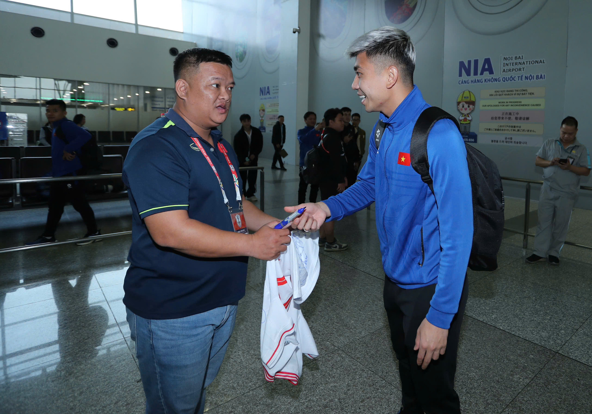 Người hâm mộ muốn có được chữ ký của tất cả thành viên đội tuyển Việt Nam trên áo đấu.