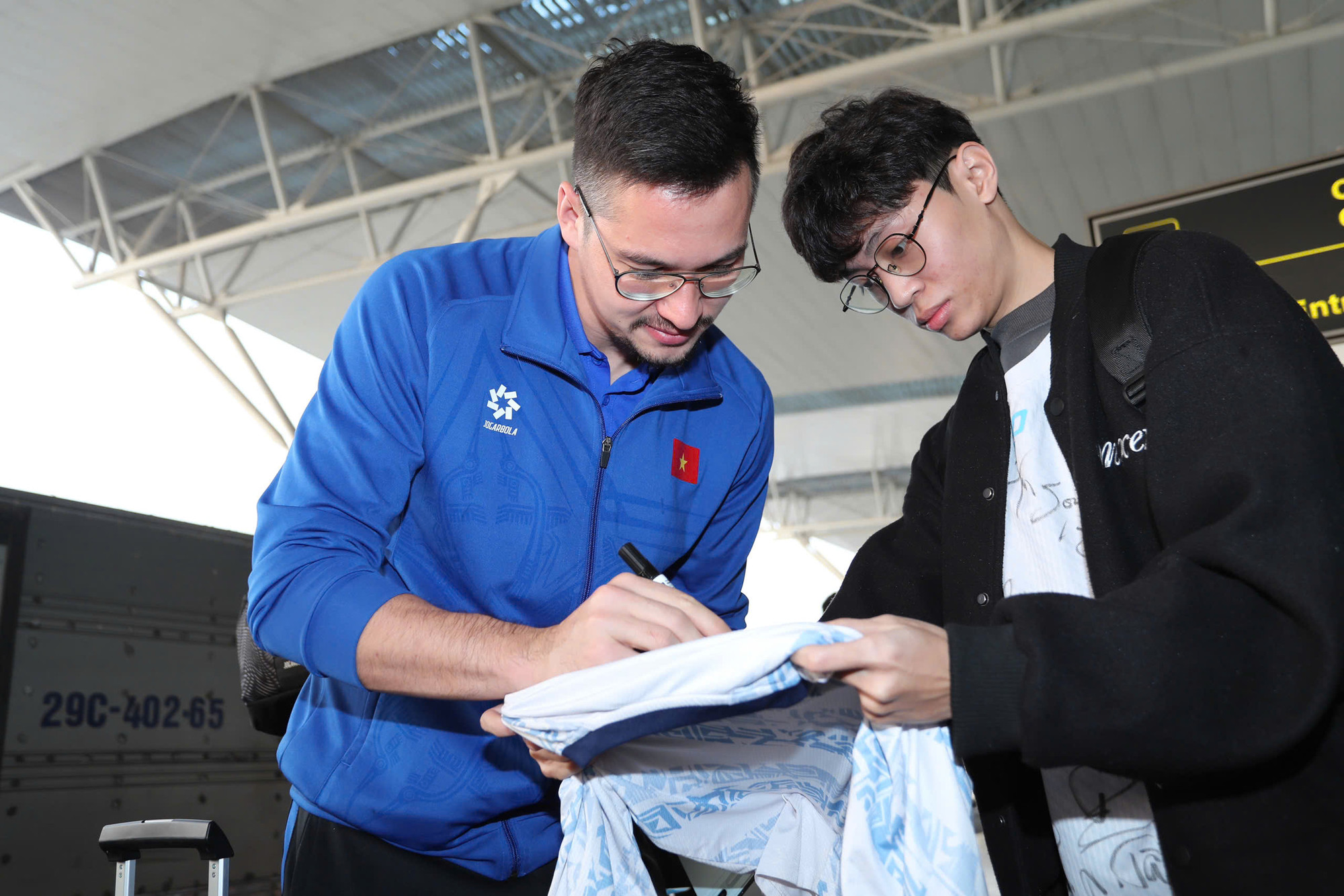 Nguyễn Filip ký áo cho người hâm mộ.