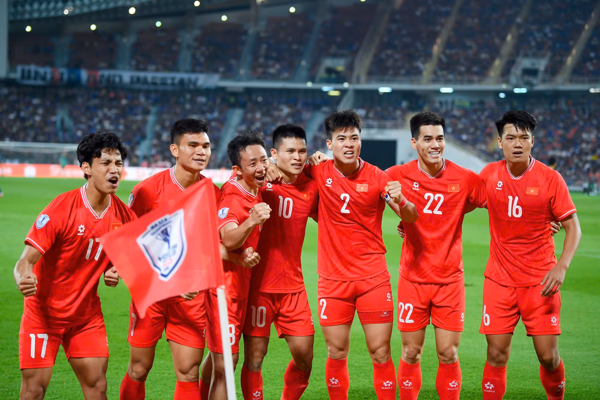 Các thành viên đội tuyển Việt Nam ăn mừng cùng Tuấn Hải.