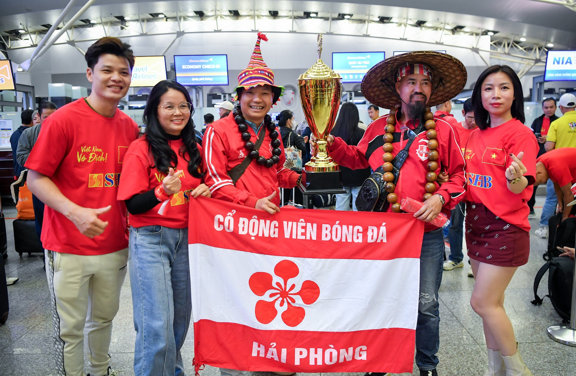 Hội cổ động viên bóng đá Hải Phòng đi cùng chuyến bay.