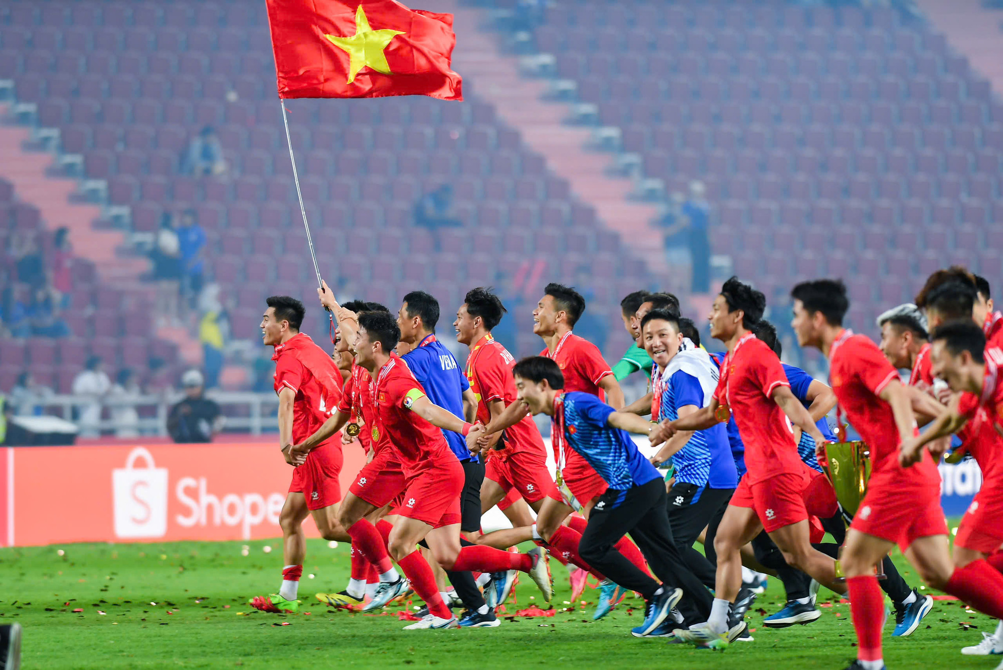 Cờ Việt Nam tung bay tại sân vận động Rajamangala.