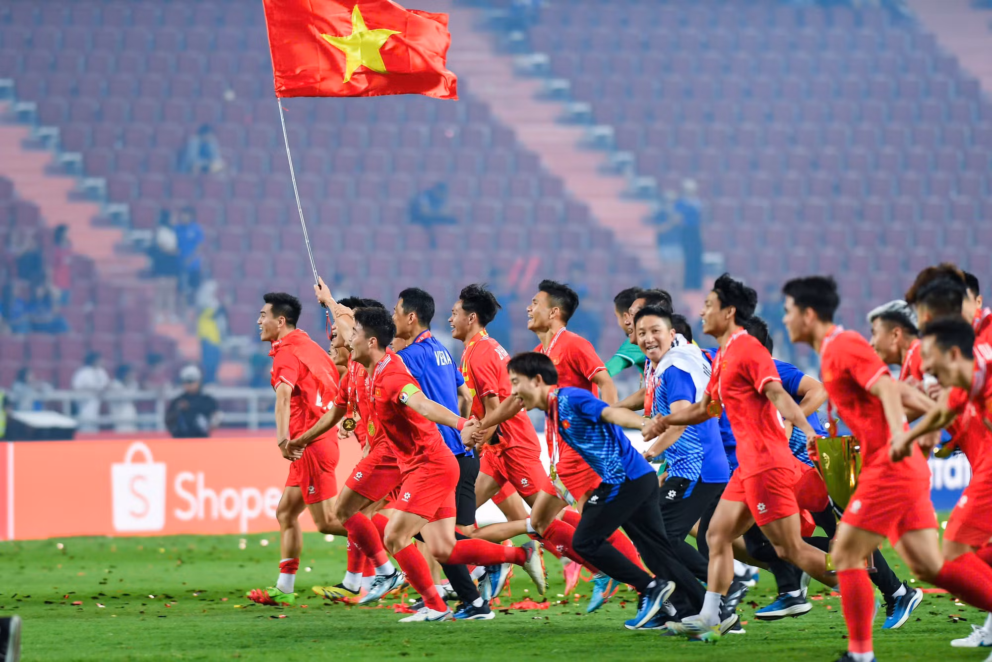 Cờ Việt Nam tung bay tại sân vận động Rajamangala. Cờ Việt Nam tung bay tại sân vận động Rajamangala.