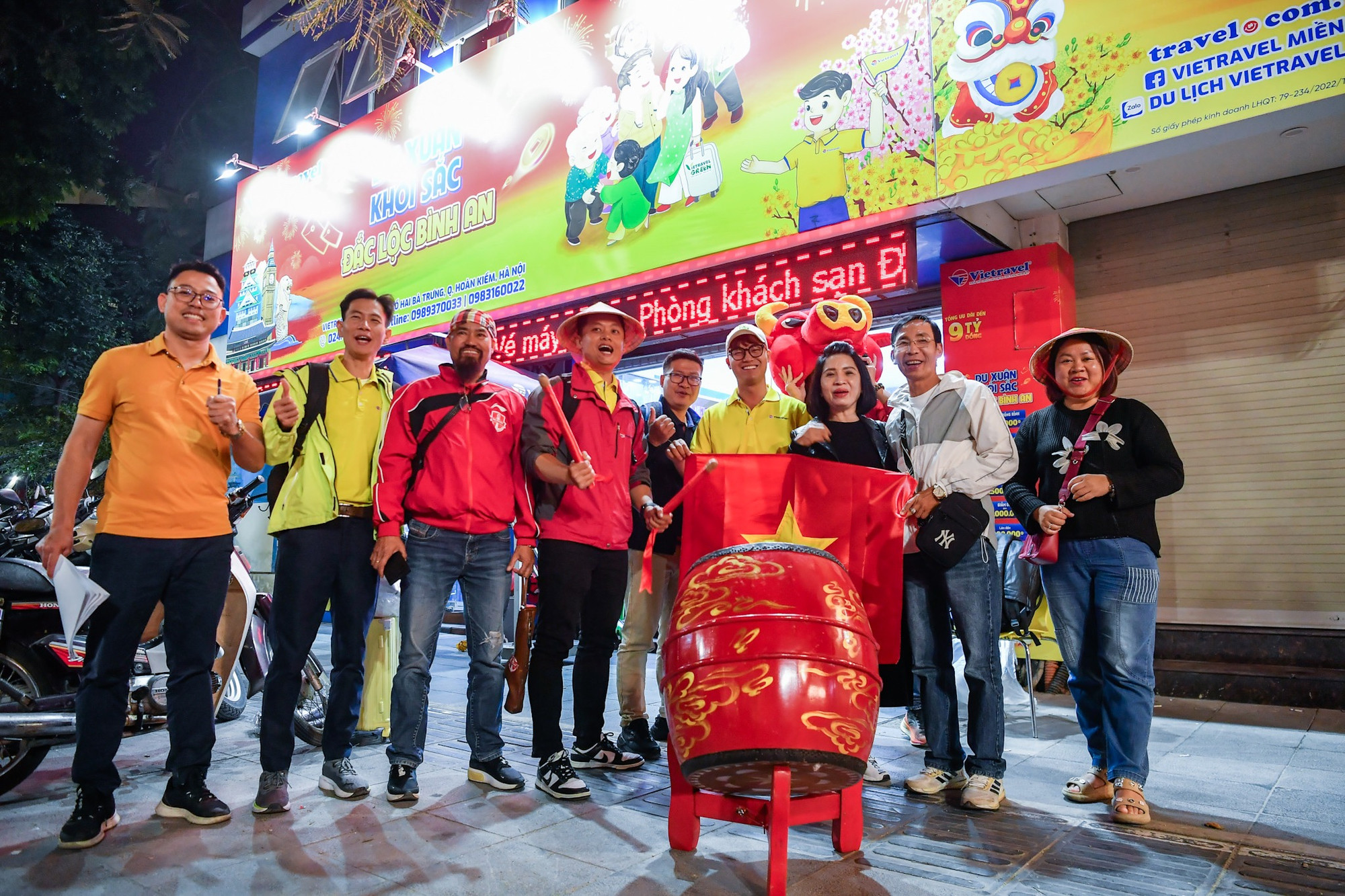 Theo ông Phạm Văn Bảy, đại diện Công ty Du lịch Vietravel Hà Nội: “Tổng số người hâm mộ đăng ký tour cổ vũ bóng đá cùng Vietravel là hơn 1.000 khách từ cả Hà Nội và Thành phố Hồ Chí Minh. Sau nhóm khởi hành tối 4/1, các cổ động viên còn lại sẽ tiếp tục lên đường vào sáng ngày 5/1”.