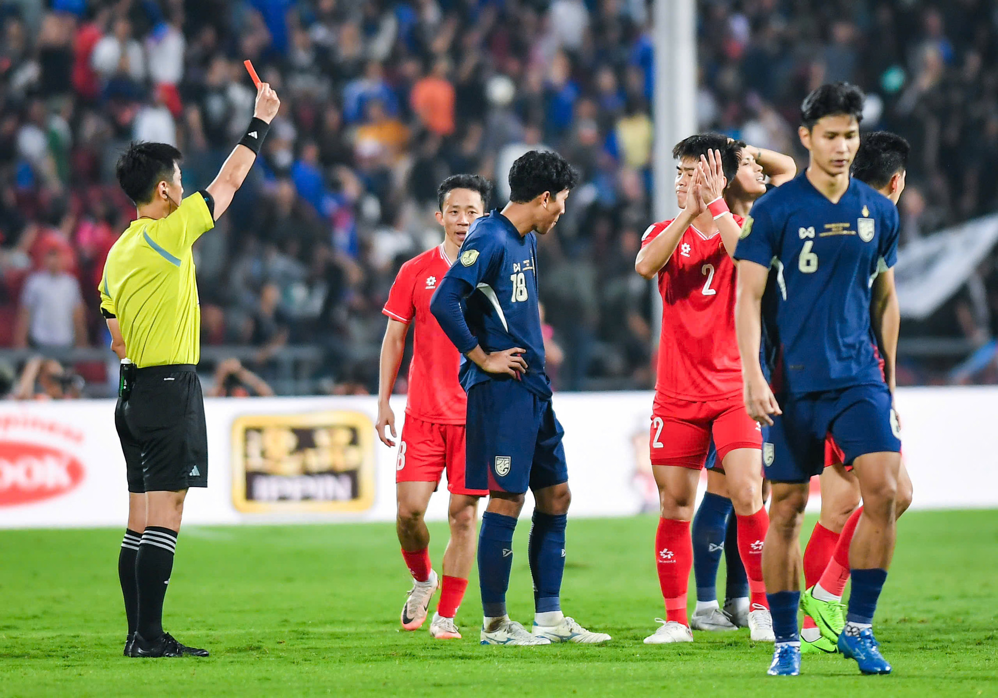 Đội tuyển Thái Lan chỉ còn 10 người trên sân.