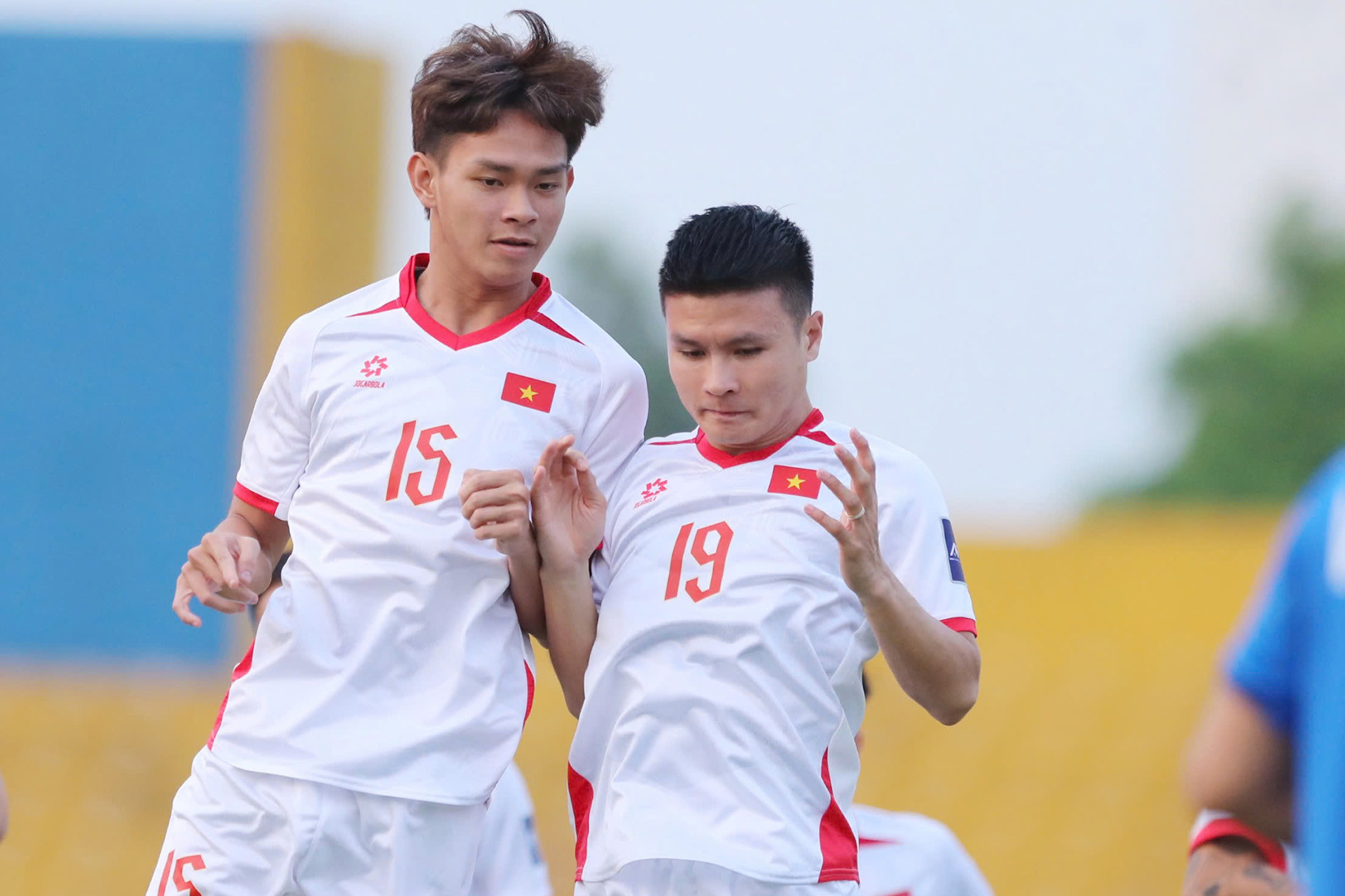 Vĩ Hào cùng đàn anh Quang Hải trong bài luyện tập va chạm.