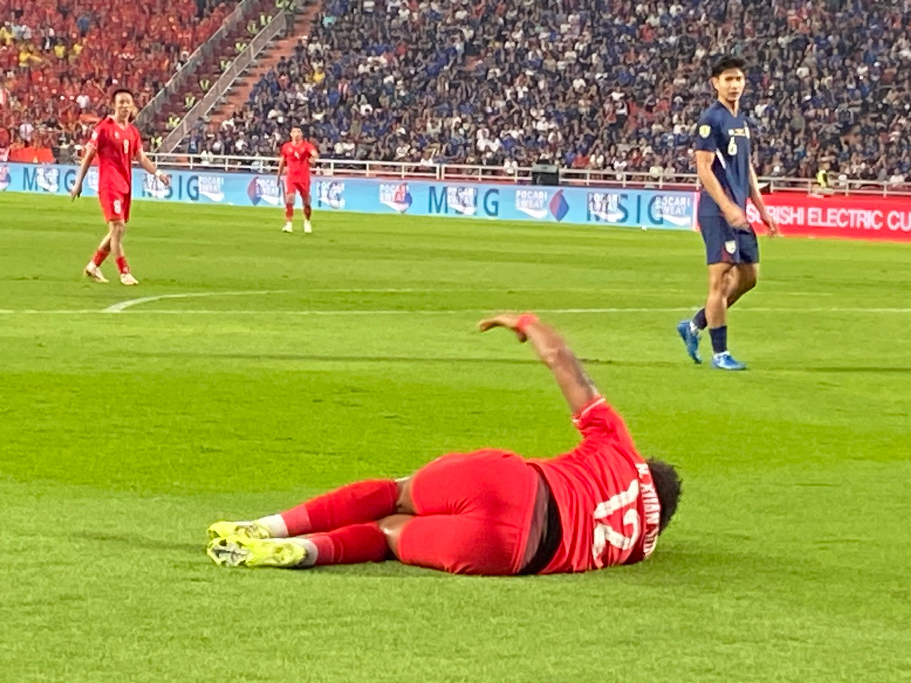 Xuân Son chấn thương sau nỗ lực chuyền bóng.