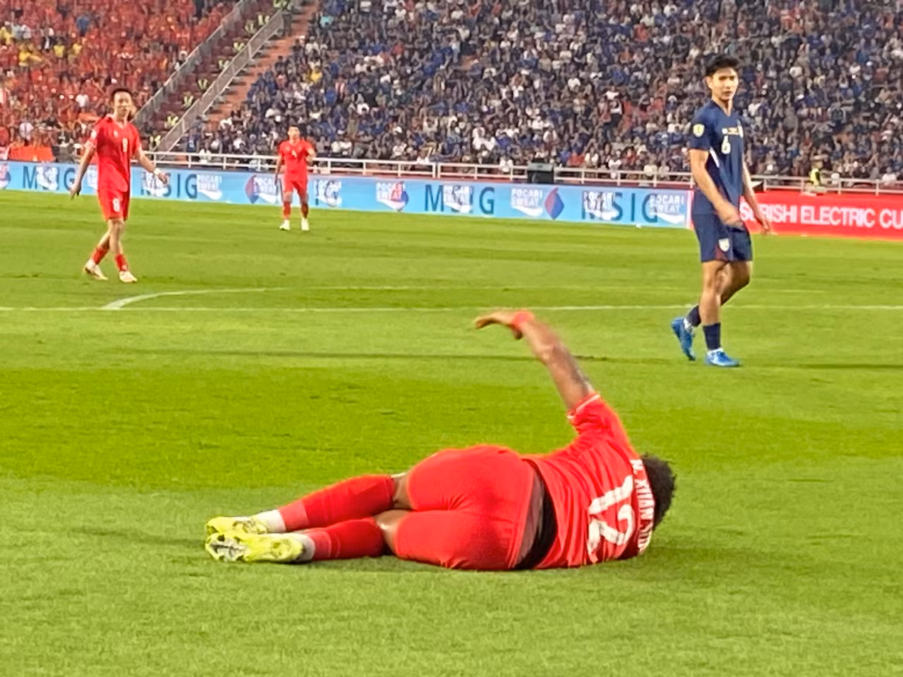 Xuân Son chấn thương sau nỗ lực chuyền bóng.