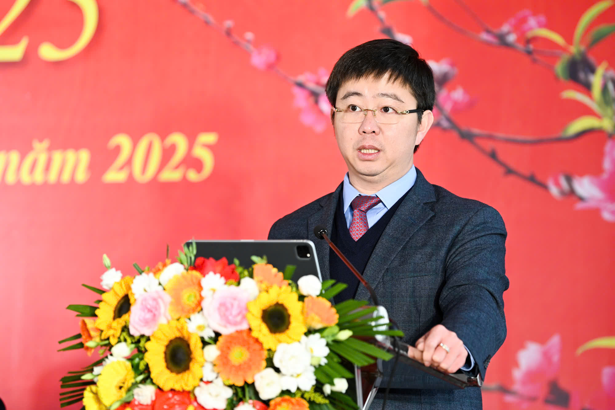 Đồng chí Bùi Hoàng Phương, Thứ trưởng Thông tin và Truyền thông phát biểu ý kiến tại hội nghị. Đồng chí Bùi Hoàng Phương, Thứ trưởng Thông tin và Truyền thông phát biểu ý kiến tại hội nghị.