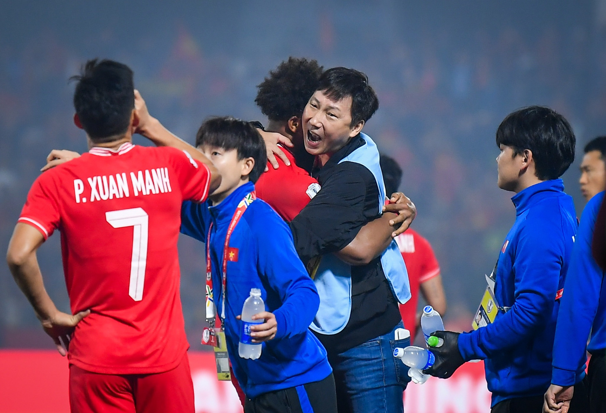 Huấn luyện viên Kim Sang-sik ăn mừng cùng Xuân Son.