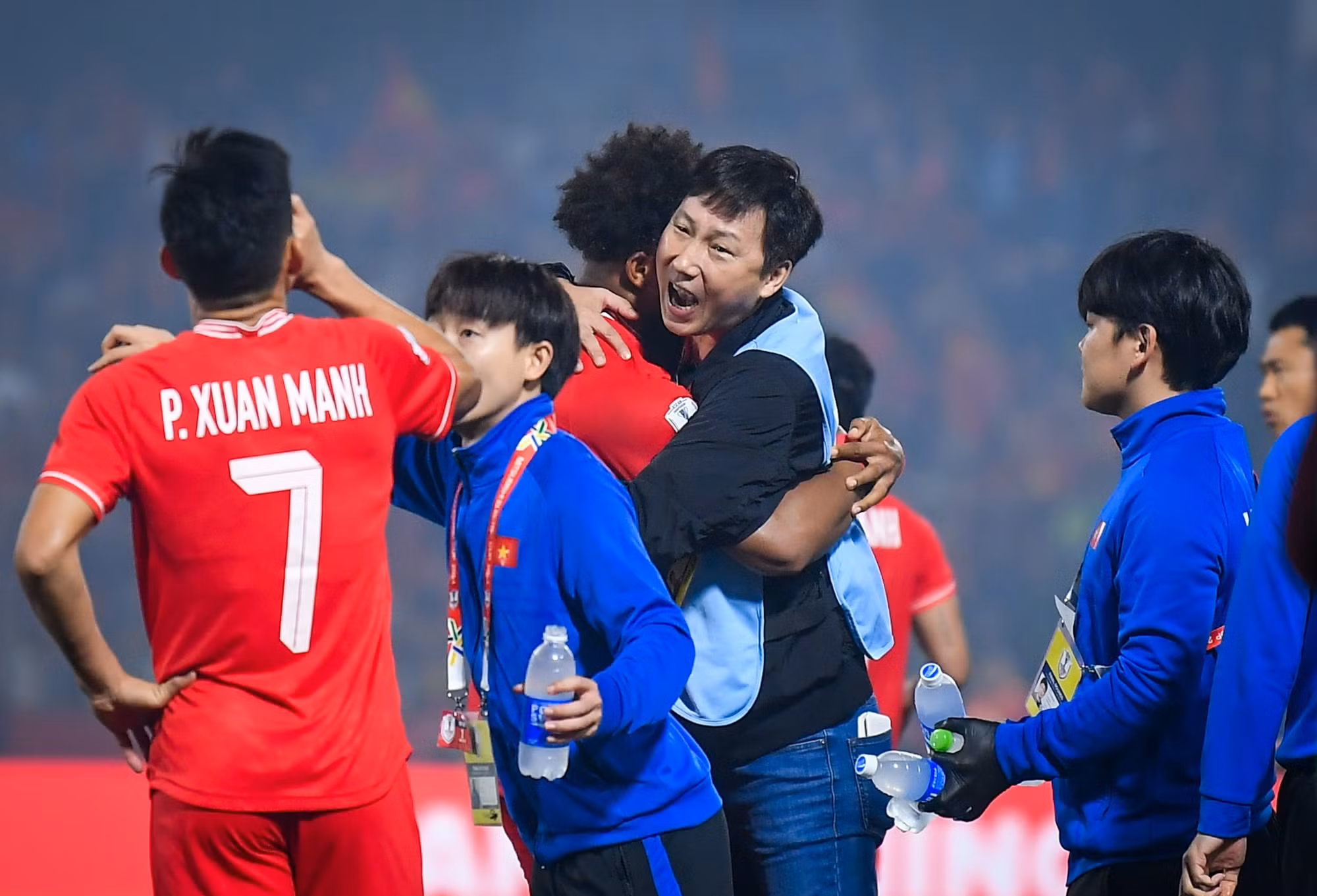 Huấn luyện viên Kim Sang-sik ăn mừng cùng Xuân Son.