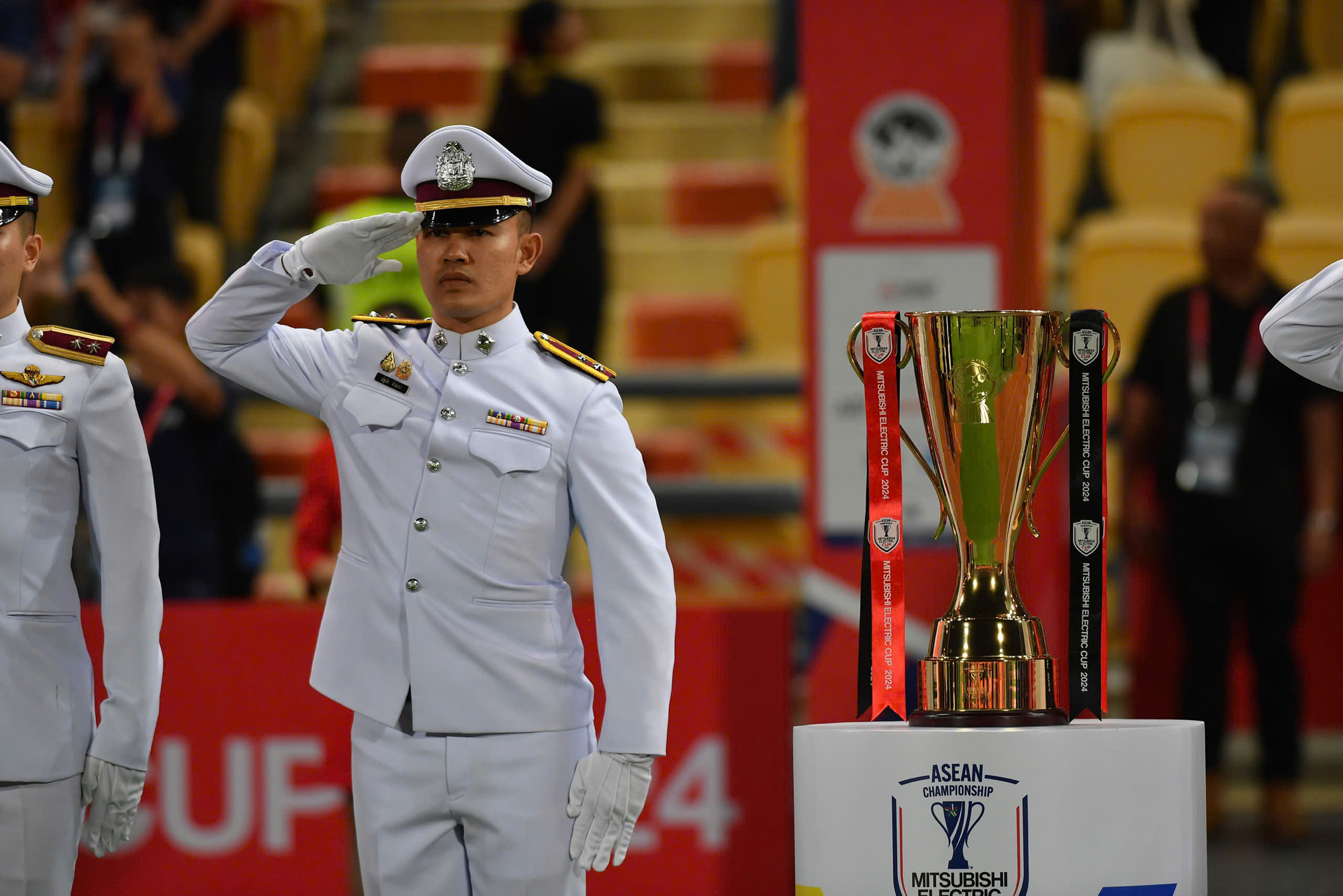 Cúp vô địch đợi chờ tân vương của giải đấu.