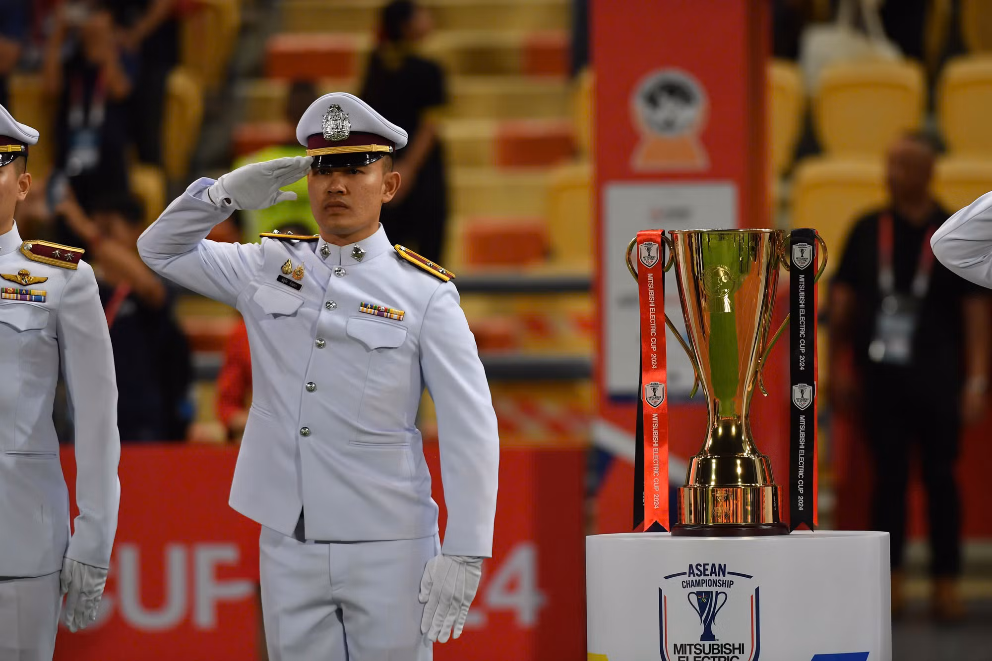 Cúp vô địch đợi chờ tân vương của giải đấu.