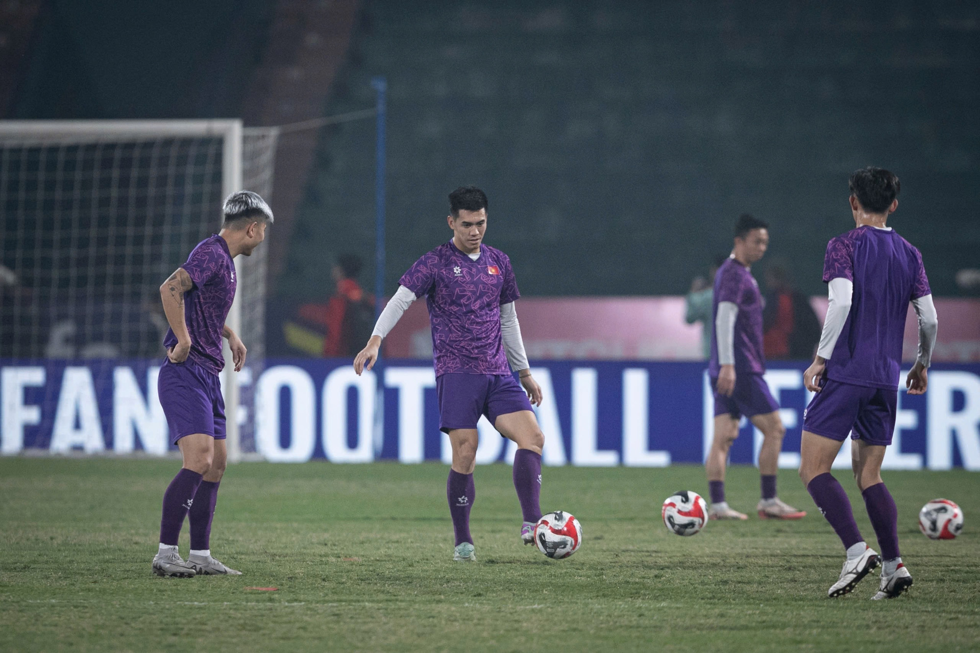 Tiến Linh tập bài chiến thuật cùng các đồng đội.