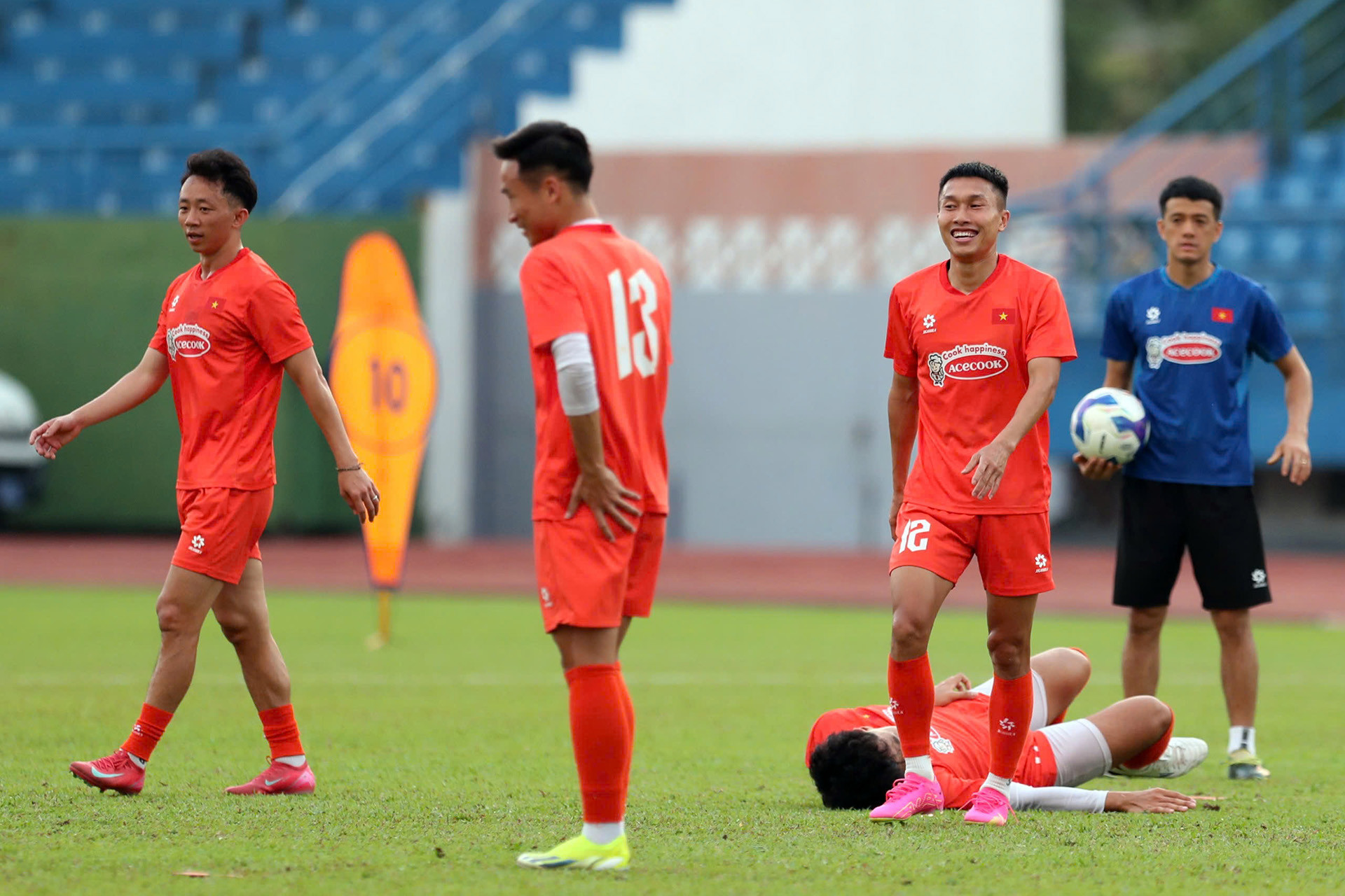 Các cầu thủ thực hiện các bài tập nhằm hoàn thiện chuyên môn. Các cầu thủ thực hiện các bài tập nhằm hoàn thiện chuyên môn.