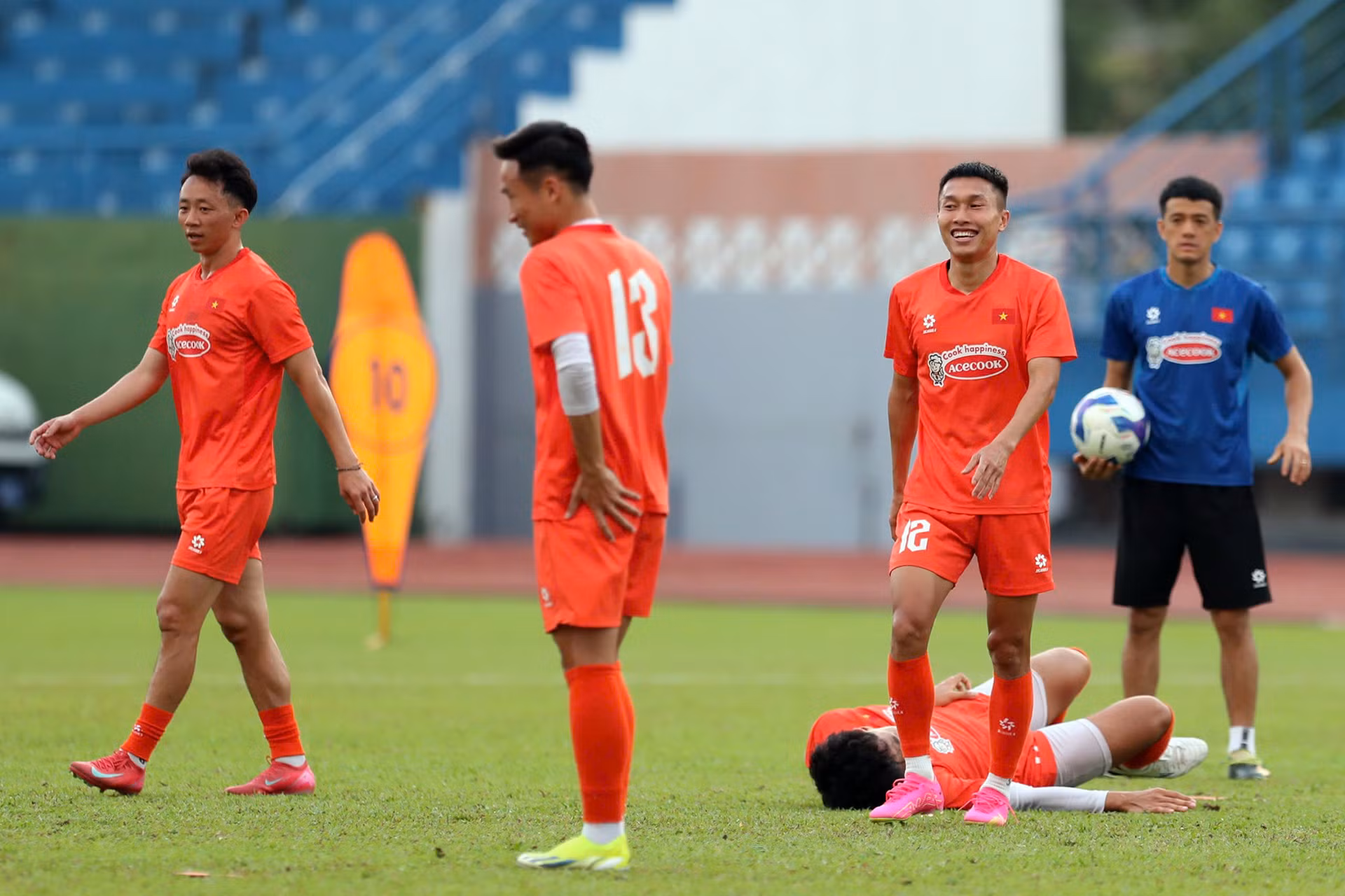 Các cầu thủ thực hiện các bài tập nhằm hoàn thiện chuyên môn.